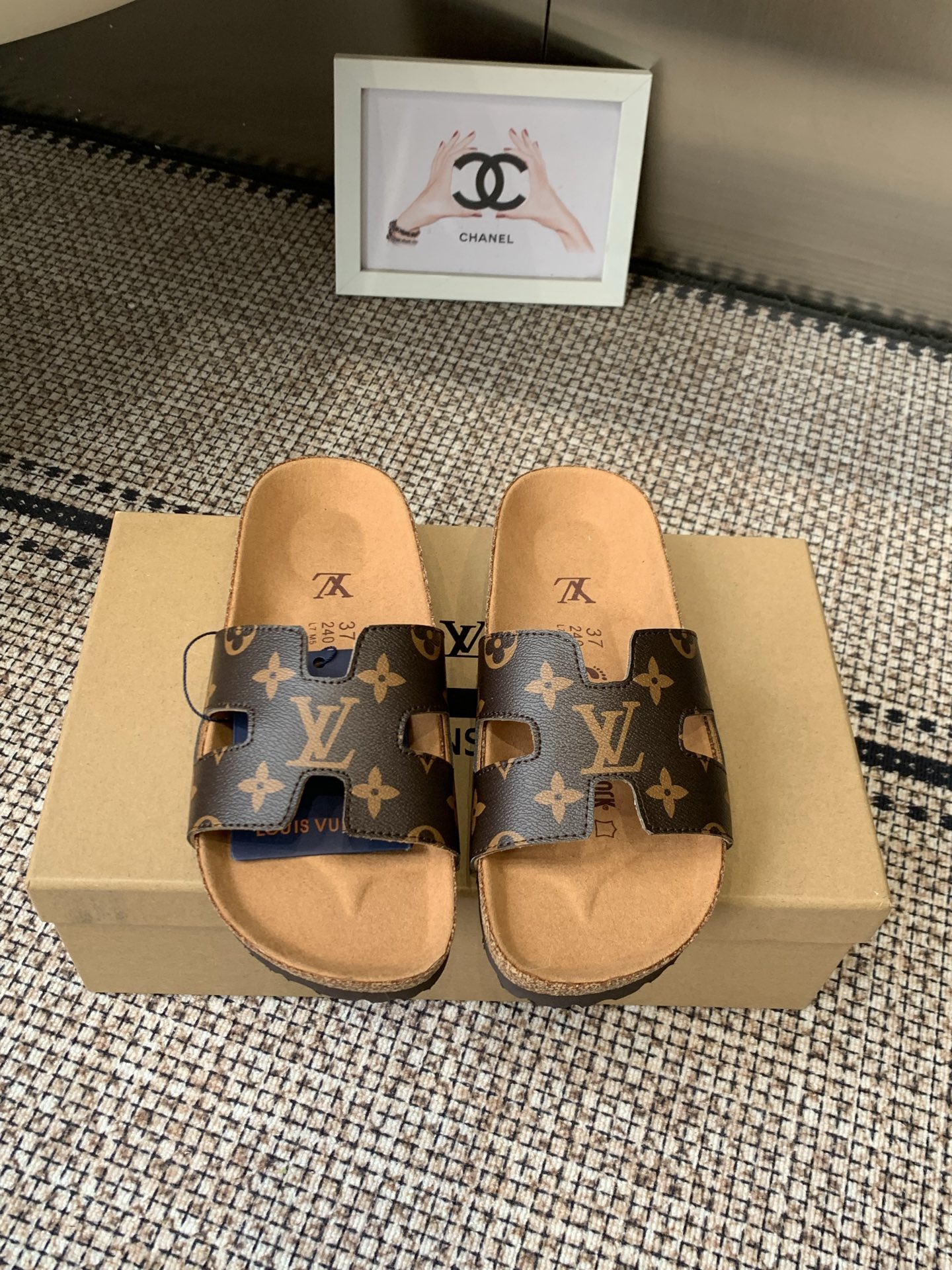 NO:882299,Louis Vuitton  Customized old flower leather for the upper, cowhide lining for the sole, original molded EVA ultra-light material, size for women 35-40 (customized at 40, non-refundable), men 40-45 (customized at 45, non-refundable), slippers, birkenstock, Louis Vuitton, slippers, cowhide19860909Louis Vuitton × BIRKENSTO联名合作款Boston两带软底 勃肯沙滩凉 万年经典勃肯软底强势推出,一个品牌就是一个类型,其构造鉴于人体工学设计,让脚完全解放舒适打造的,所以其脚床的构造完全贴合脚的弧度. 夏日炎炎,少不了一双轻盈又舒适的,这款橡木材质勃肯软木鞋复古双扣休闲沙滩女拖,简直就是救星！ 鞋面定制老花皮 内里牛皮 鞋底原版开模EVA超轻材料 码数女35-40（40定做不退换） 男40-45（45定做不退换）,拖鞋,birkenstock,louis vuitton,slippers,cowhide,Women's Shoes