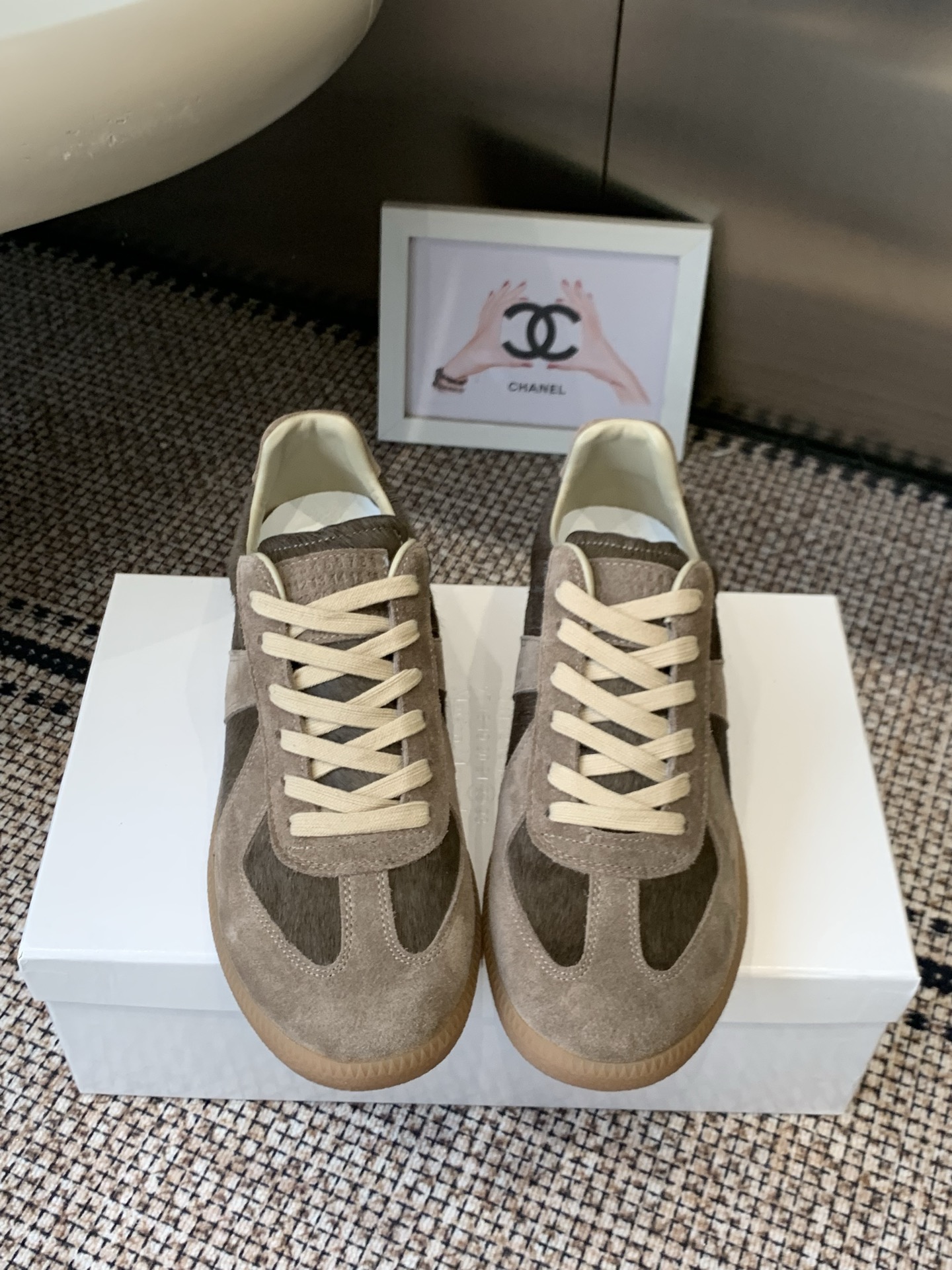 NO:921515,MaisonMargiela MM6 Classic moral training shoes, casual sports shoes, couples model, a genius designer brand, an affordable luxury brand. This German training shoe continues the classic T-shaped leather splicing design. It has been carefully improved many times by the design team. The soft and delicate characteristics are combined with the fashionable cloth surface, making it ultra-soft and comfortable while maintaining good breathability ~ Comfort and texture go hand in hand. Easily wear any combination in all seasons. Original customized imported patent leather lining  Imported soft sheepskin lining, original molded rubber wear-resistant beef tendon bottom, size female 35-40 / male 39-45 (female 40, male 45 custom-made, non-returnable), casual shoes/sports shoes, masion margiela, masion margiela, sneakers, sheepskin19860909MaisonMargiela MM6 马吉拉 经典德训鞋 休闲运动鞋 情侣款 鬼才设计师品牌一个轻奢品牌 这一款德国训练鞋延续了经典的T形真皮拼接设计 经过设计团队多次的精心改良 柔软细腻的特点与时尚潮流的布面相结合 使其既有超高的柔软舒适度 又同时保持不错的透气性能~舒适与质感并行 轻松驾驭四季穿着任何搭配 原版定制进口漆皮 内里 进口柔软羊皮里 原版开模橡胶耐磨牛筋底 码数女35-40 / 男39-45 （女40 男45定做不退换）,休闲鞋/运动鞋,masion margiela,masion margiela,sneakers,sheepskin,Women's Shoes