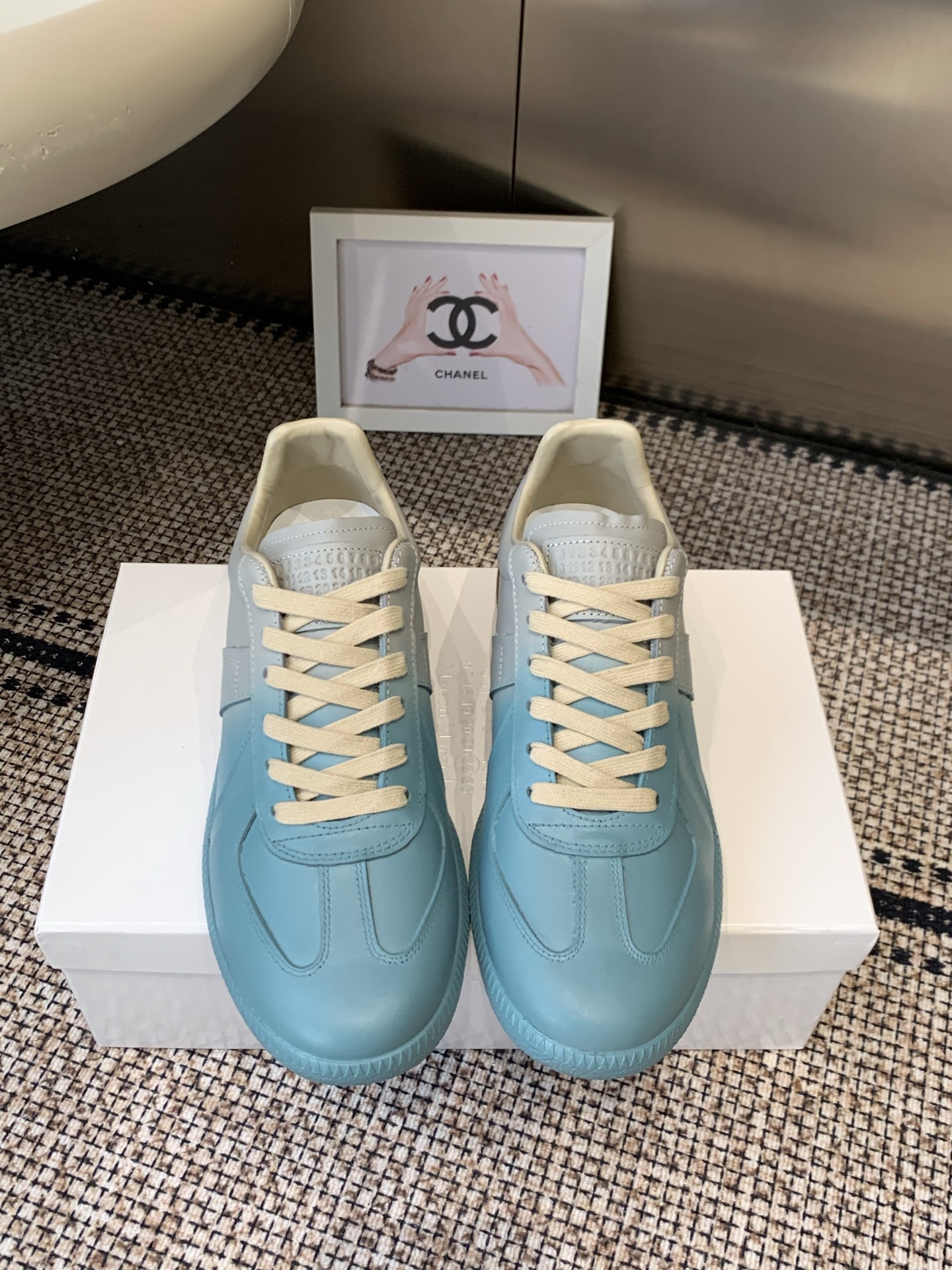 NO:921517,MaisonMargiela MM6 Classic moral training shoes, casual sports shoes, couple models, ghost designer brand, an affordable luxury brand. This German training shoe continues the classic T-shaped leather splicing design. It has been carefully improved many times by the design team. The soft and delicate characteristics are combined with the fashionable fabric surface, making it ultra-soft and comfortable while maintaining good breathability. Comfort and texture go hand in hand, making it easy to wear any combination in all seasons.  Original custom-made imported cowhide/suede/canvas lining, imported soft sheepskin lining, original open-molded rubber wear-resistant tendon bottom, size female 35-40 / male 39-45 (female 40, male 45 custom-made, non-returnable), casual shoes/sports shoes, masion margiela, masion margiela, sneakers, cowhide, sheepskin, chamois leather19860909MaisonMargiela MM6 马吉拉 经典德训鞋 休闲运动鞋 情侣款 鬼才设计师品牌一个轻奢品牌 这一款德国训练鞋延续了经典的T形真皮拼接设计 经过设计团队多次的精心改良 柔软细腻的特点与时尚潮流的布面相结合 使其既有超高的柔软舒适度 又同时保持不错的透气性能~舒适与质感并行 轻松驾驭四季穿着任何搭配 原版定制进口牛皮/麂皮/帆布 内里 进口柔软羊皮里 原版开模橡胶耐磨牛筋底 码数女35-40 / 男39-45 （女40 男45定做不退换）,休闲鞋/运动鞋,masion margiela,masion margiela,sneakers,cowhide,sheepskin,chamois leather,Women's Shoes