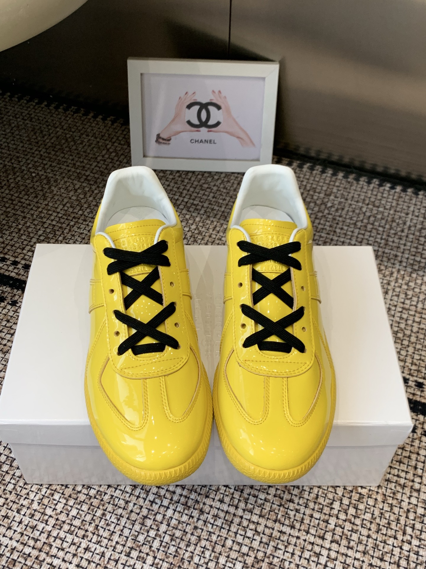 NO:921491,MaisonMargiela MM6 Classic moral training shoes, casual sports shoes, couples model, a genius designer brand, an affordable luxury brand. This German training shoe continues the classic T-shaped leather splicing design. It has been carefully improved many times by the design team. The soft and delicate characteristics are combined with the fashionable cloth surface, making it ultra-soft and comfortable while maintaining good breathability ~ Comfort and texture go hand in hand. Easily wear any combination in all seasons. Original customized imported patent leather lining  Imported soft sheepskin lining, original molded rubber wear-resistant beef tendon bottom, size female 35-40 / male 39-45 (female 40, male 45 custom-made, non-returnable), casual shoes/sports shoes, masion margiela, masion margiela, sneakers, sheepskin19860909MaisonMargiela MM6 马吉拉 经典德训鞋 休闲运动鞋 情侣款 鬼才设计师品牌一个轻奢品牌 这一款德国训练鞋延续了经典的T形真皮拼接设计 经过设计团队多次的精心改良 柔软细腻的特点与时尚潮流的布面相结合 使其既有超高的柔软舒适度 又同时保持不错的透气性能~舒适与质感并行 轻松驾驭四季穿着任何搭配 原版定制进口漆皮 内里 进口柔软羊皮里 原版开模橡胶耐磨牛筋底 码数女35-40 / 男39-45 （女40 男45定做不退换）,休闲鞋/运动鞋,masion margiela,masion margiela,sneakers,sheepskin,Women's Shoes