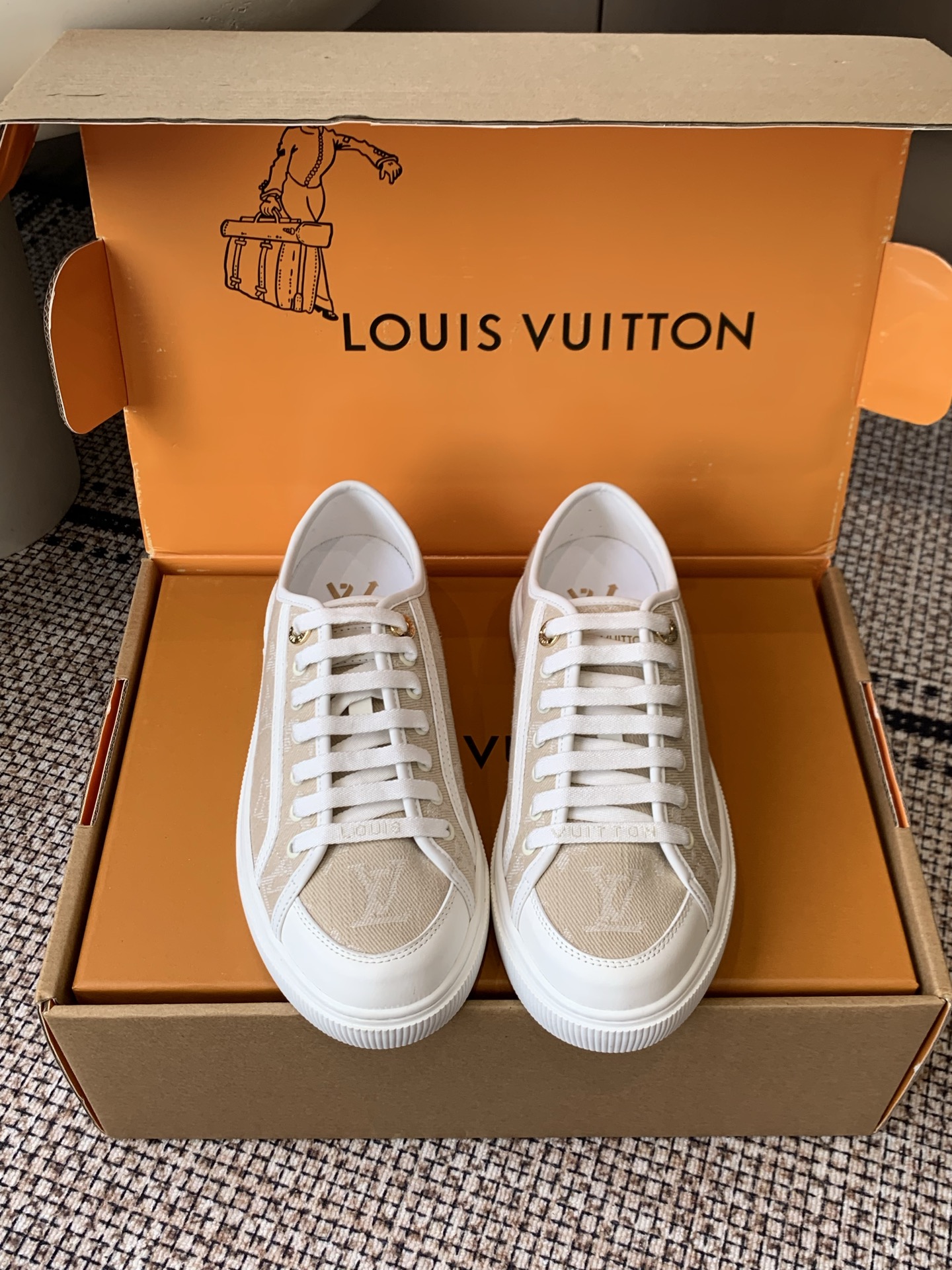 NO:921494,Louis Vuitton Louis Vuitton's latest casual sports skateboard shoes have a youthful atmosphere. The upper feet are very age-reducing and the upper feet are comfortable. The color is also very youthful. The uppers are interspersed with gold jewelry exclusive to LV, making the entire shoe more flexible. The special electro-printed logo on the uppers has a sense of design and is also super recognizable. It is beautiful and generous. The uppers are made of custom denim material. Cowhide lining. Original molded outsole. Size 35-39 (40)  41 Customized (no return or exchange), casual shoes/sports shoes, louis vuitton, louis vuitton, louis vuitton, sneakers, cowhide19860909Louis Vuitton 路易威登 最新款 休闲运动滑板鞋 具有青春气息的洋溢气息 上脚非常减龄 上脚舒适 颜色也非常青春 鞋面专属于LV的金色饰品穿插 让整个鞋子就更灵动起来 鞋面特殊的电印logo 具有设计感而且也超级具有辨识度美观又大方 鞋面定制牛仔布面材质 牛皮里 原版开模大底 码数35-39（40 41定做不退换）,休闲鞋/运动鞋,louis vuitton,louis vuitton,louis vuitton,sneakers,cowhide,Women's Shoes