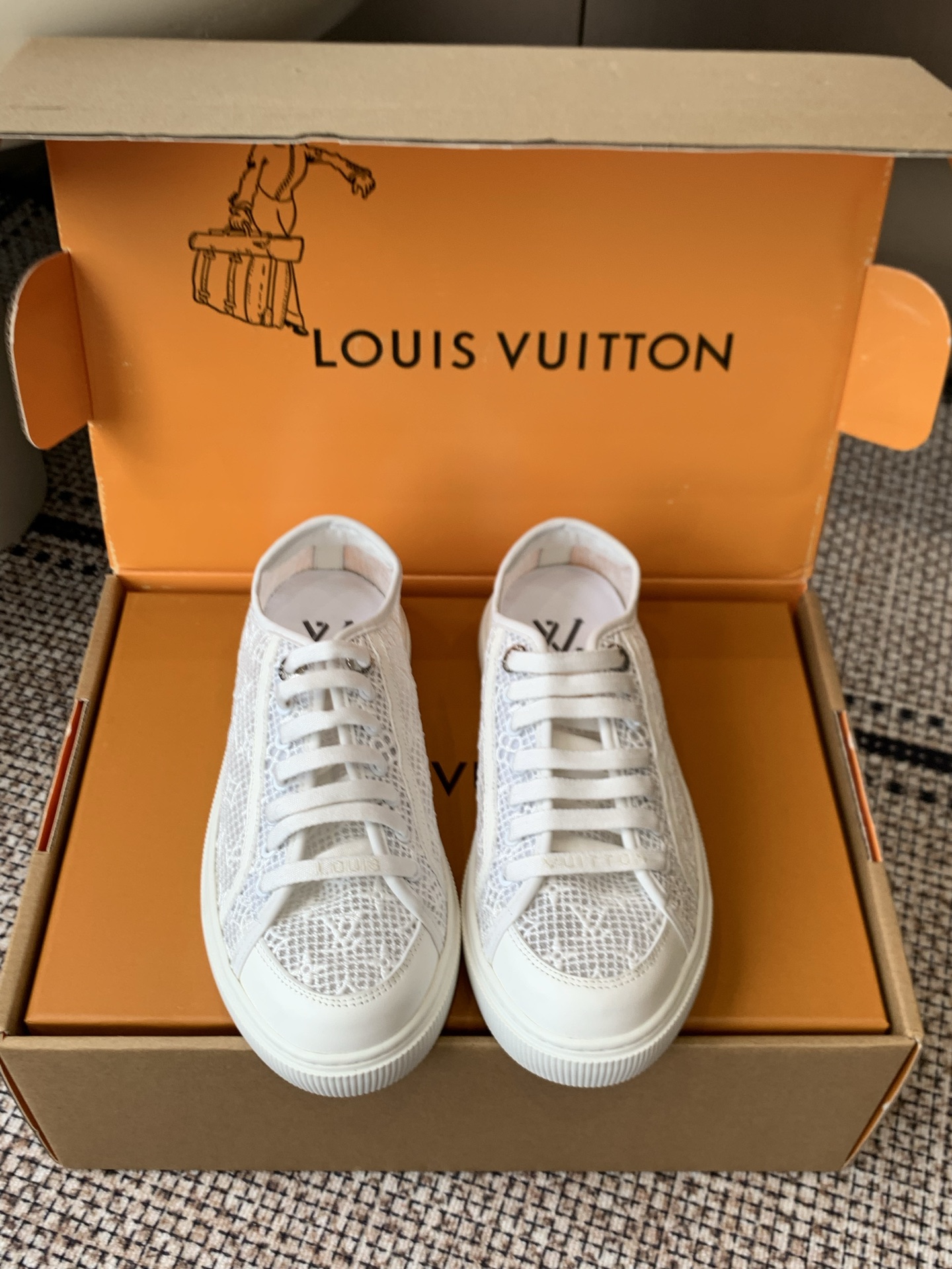 NO:921497,Louis Vuitton Louis Vuitton's latest lace mesh casual sports skateboard shoes have a youthful atmosphere. The upper feet are very age-reducing and the upper feet are comfortable. The color is also very youthful. The uppers are interspersed with gold jewelry exclusive to LV, making the entire shoe more flexible. The special electro-printed logo on the uppers has a sense of design and is also very recognizable. It is beautiful and generous. The uppers are made of custom lace cloth material, cowhide lining, original molded outsole, size 35-39 (40)  41 Customized (no return or exchange), casual shoes/sports shoes, louis vuitton, louis vuitton, louis vuitton, sneakers, cowhide19860909Louis Vuitton 路易威登 最新款蕾丝网休闲运动滑板鞋 具有青春气息的洋溢气息 上脚非常减龄 上脚舒适 颜色也非常青春 鞋面专属于LV的金色饰品穿插 让整个鞋子就更灵动起来 鞋面特殊的电印logo 具有设计感而且也超级具有辨识度美观又大方 鞋面定制蕾丝布面材质 牛皮里 原版开模大底 码数35-39（40 41定做不退换）,休闲鞋/运动鞋,louis vuitton,louis vuitton,louis vuitton,sneakers,cowhide,Women's Shoes