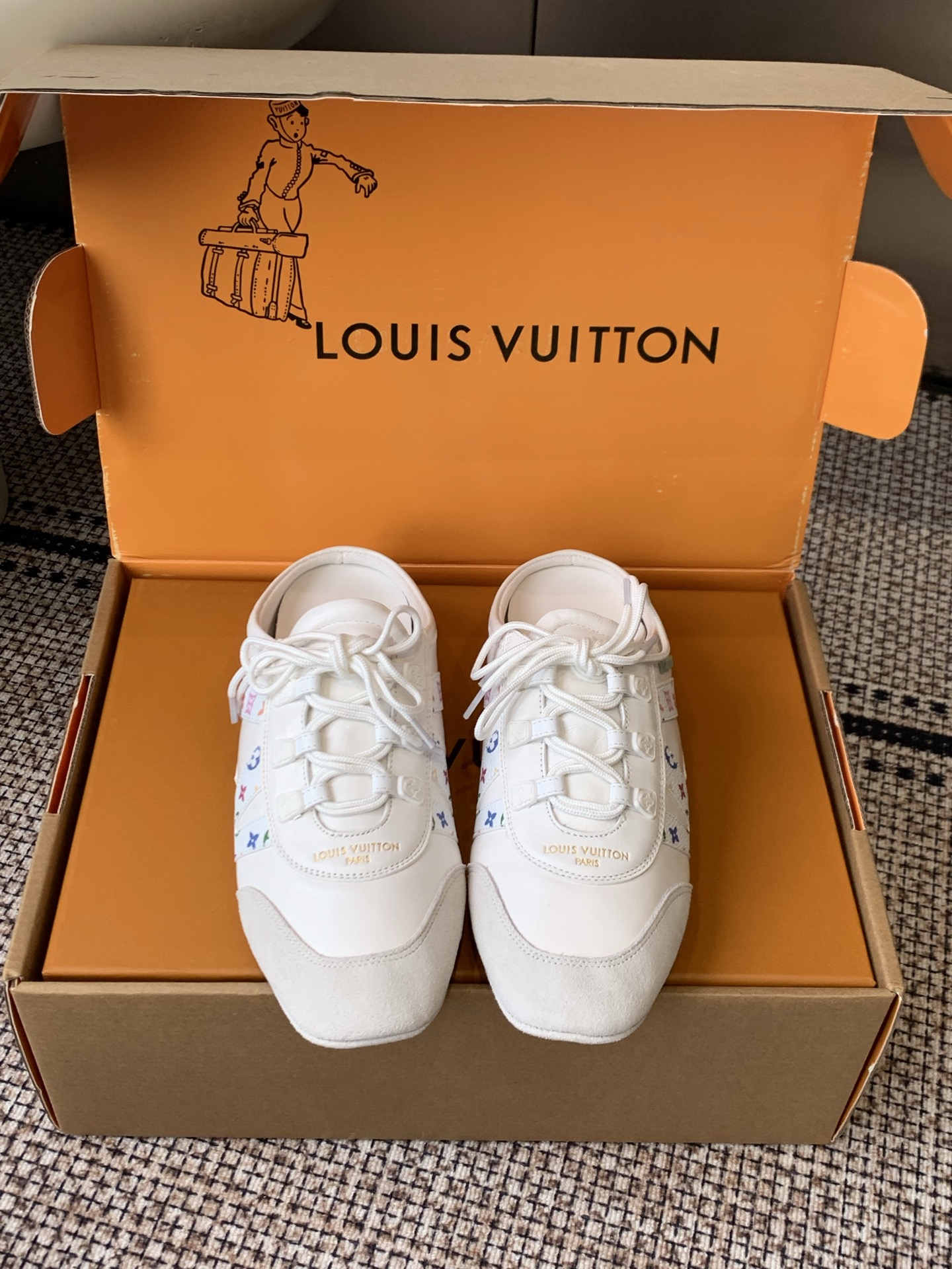 NO:921500,Louis Vuitton Louis Vuitton Sneakerina Series Ballet Sneakers Sneakers have been very popular recently. Brand spokesperson Song Qian and Zhou Dongyu, brand ambassadors Zhong Chuxi, Ouyang Nana, Jin Chen, actors Zhuang Dafei, Xu Ruohan, Shen Yujie, Zhang Chuwen, and track and field athletes Wu Yanni have stepped up to show the trend of dynamic sports. This pair of shoes combines the design of sports shoes with modern ballet flat shoes. The lines are smooth, showing lightness and dynamic, perfect combination of function and fashion. The perfect interpretation of minimalist sports style. Whether it is daily casual or elaborate dressing up, it can be easily adapted to the flexible sole made of Sacchetto craftsmanship, which brings a great foot feel. The shoe body is equipped with Louis Vuitton's iconic elements such as Monogram patterns. It instantly adds style and attracts countless eyes. If you want to make your outfit more exciting, this is the right choice! Size 35-42 (40 41 42 customized, non-returnable), casual shoes/sports shoes, louis vuitton, louis vuitton, flats, sneakers19860909Louis Vuitton 路易威登 Sneakerina系列 芭蕾运动鞋 运动鞋近来热度居高不下 品牌代言人宋茜周冬雨,品牌大使钟楚曦欧阳娜娜金晨,演员庄达菲徐若晗沈羽洁张楚文,田径运动员吴艳妮纷纷上身,演绎活力运动风潮  这双鞋将运动鞋与现代芭蕾平底鞋的设计相融合 线条流畅 尽显轻盈动感 功能与时尚完美结合 完美诠释极简运动风 无论是日常休闲 还是精心装扮 它都能轻松适配 Sacchetto 工艺打造的柔韧鞋底 带来超棒脚感  鞋身带有 Monogram 图案等路易威登标志性元素 格调瞬间拉满 吸睛无数 想让穿搭更出彩 选它准没错！ 码数35-42（40 41 42定做不退换）,休闲鞋/运动鞋,louis vuitton,louis vuitton,flats,sneakers,Women's Shoes