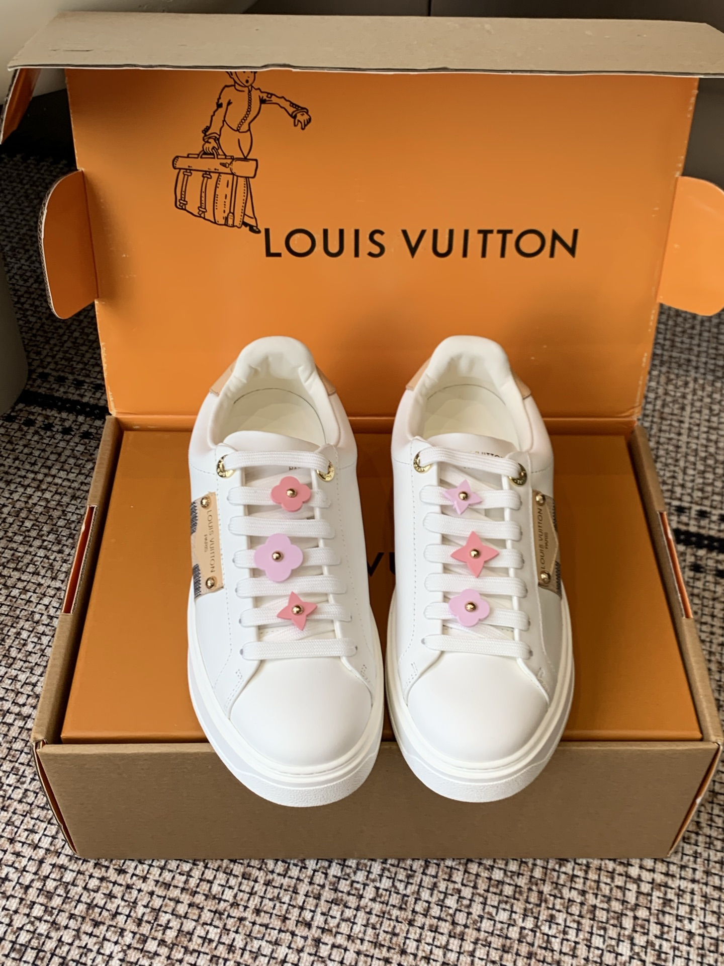 NO:921503,Louis Vuitton Louis Vuitton 26ss new Time Out casual white shoes and sneakers perfectly combine the casual street sense with elegant temperament. Versatile and durable, you can choose any outfit. Show your straightforward character in every step. Monogram flowers bloom on the thickened rubber outsole to express the brand's elegance. The material is original imported first-layer cowhide. The lining is original custom-made soft sheepskin. The original open-molded TPU non-slip outsole.  Size 35-41 (40.41 customized), casual shoes/sports shoes, louis vuitton, louis vuitton, sneakers, cowhide, sheepskin19860909Louis Vuitton 路易威登 26ss新款 Time Out 休闲小白鞋 运动鞋 将随性街头感与优雅气质完美融合 百搭耐看不挑穿搭 步履之间 尽显率性格调 Monogram 花卉于加厚橡胶外底绽放品牌风华 面料原版进口头层牛皮 内里原版定制柔软羊皮 原版开模TPU防滑大底 码数35-41（40.41定做）,休闲鞋/运动鞋,louis vuitton,louis vuitton,sneakers,cowhide,sheepskin,Women's Shoes