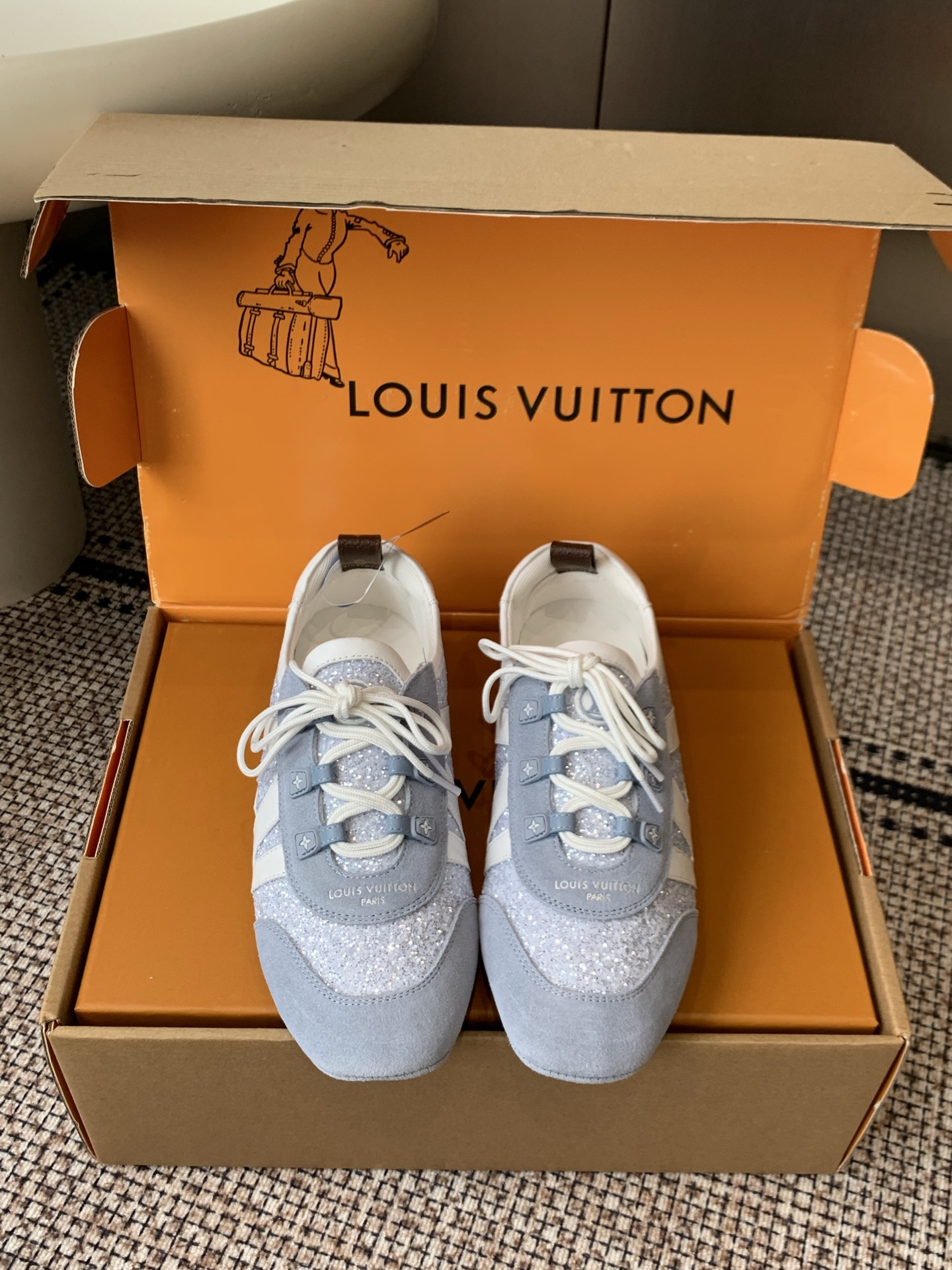 NO:921507,Louis Vuitton Louis Vuitton Sneakerina Series Ballet Sneakers Sneakers have been very popular recently. Brand spokesperson Song Qian and Zhou Dongyu, brand ambassadors Zhong Chuxi, Ouyang Nana, Jin Chen, actors Zhuang Dafei, Xu Ruohan, Shen Yujie, Zhang Chuwen, and track and field athletes Wu Yanni have stepped up to show the trend of dynamic sports. This pair of shoes combines the design of sports shoes with modern ballet flat shoes. The lines are smooth, showing lightness and dynamic, perfect combination of function and fashion. The perfect interpretation of minimalist sports style. Whether it is daily casual or elaborate dressing up, it can be easily adapted to the flexible sole made of Sacchetto craftsmanship, which brings a great foot feel. The shoe body is equipped with Louis Vuitton's iconic elements such as Monogram patterns. It instantly adds style and attracts countless eyes. If you want to make your outfit more exciting, this is the right choice! Size 35-42 (40 41 42 customized, non-returnable), casual shoes/sports shoes, louis vuitton, louis vuitton, flats, sneakers19860909Louis Vuitton 路易威登 Sneakerina系列 芭蕾运动鞋 运动鞋近来热度居高不下 品牌代言人宋茜周冬雨,品牌大使钟楚曦欧阳娜娜金晨,演员庄达菲徐若晗沈羽洁张楚文,田径运动员吴艳妮纷纷上身,演绎活力运动风潮  这双鞋将运动鞋与现代芭蕾平底鞋的设计相融合 线条流畅 尽显轻盈动感 功能与时尚完美结合 完美诠释极简运动风 无论是日常休闲 还是精心装扮 它都能轻松适配 Sacchetto 工艺打造的柔韧鞋底 带来超棒脚感  鞋身带有 Monogram 图案等路易威登标志性元素 格调瞬间拉满 吸睛无数 想让穿搭更出彩 选它准没错！ 码数35-42（40 41 42定做不退换）,休闲鞋/运动鞋,louis vuitton,louis vuitton,flats,sneakers,Women's Shoes