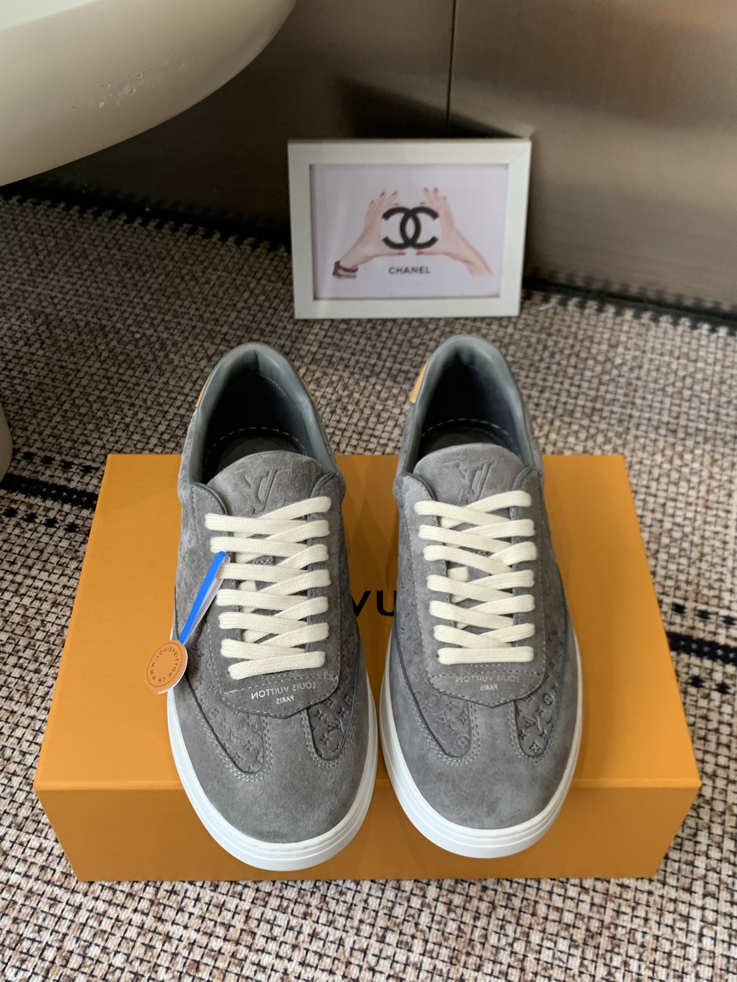 NO:921511,Louis Vuitton Louis Vuitton 26ss latest casual sports shoes, suede upper, white rubber sole, simple and recognizable, LV Monogram embossed on the upper, perfect details, thick-soled design, comfortable to wear and can quietly increase your height, suitable for daily commuting and leisure, the tongue and insole have the LV logo, full of brand sense!  Pair with jeans or casual pants to easily get fashionable street style. Suede upper, cowhide lining, original molded rubber outsole. Size: 35-45 (40 for women, 45 for men, 46 customized), casual shoes/sneakers, louis vuitton, louis vuitton, louis vuitton, sneakers, jeans, cowhide, chamois leather19860909Louis Vuitton 路易威登 26ss最新款 休闲 运动鞋  麂皮鞋面 白色橡胶鞋底 简约又有辨识度 鞋面压印LV Monogram 细节满分 厚底设计 穿着舒适还能悄悄增高 日常通勤 休闲都OK 鞋舌和鞋垫有LV标志 品牌感拉满！搭配牛仔裤或休闲裤 轻松get时尚街头风 鞋面麂皮 内里牛皮 原版开模橡胶大底 码数: 35-45（女40 男45 46定做）,休闲鞋/运动鞋,louis vuitton,louis vuitton,louis vuitton,sneakers,jeans,cowhide,chamois leather,Women's Shoes