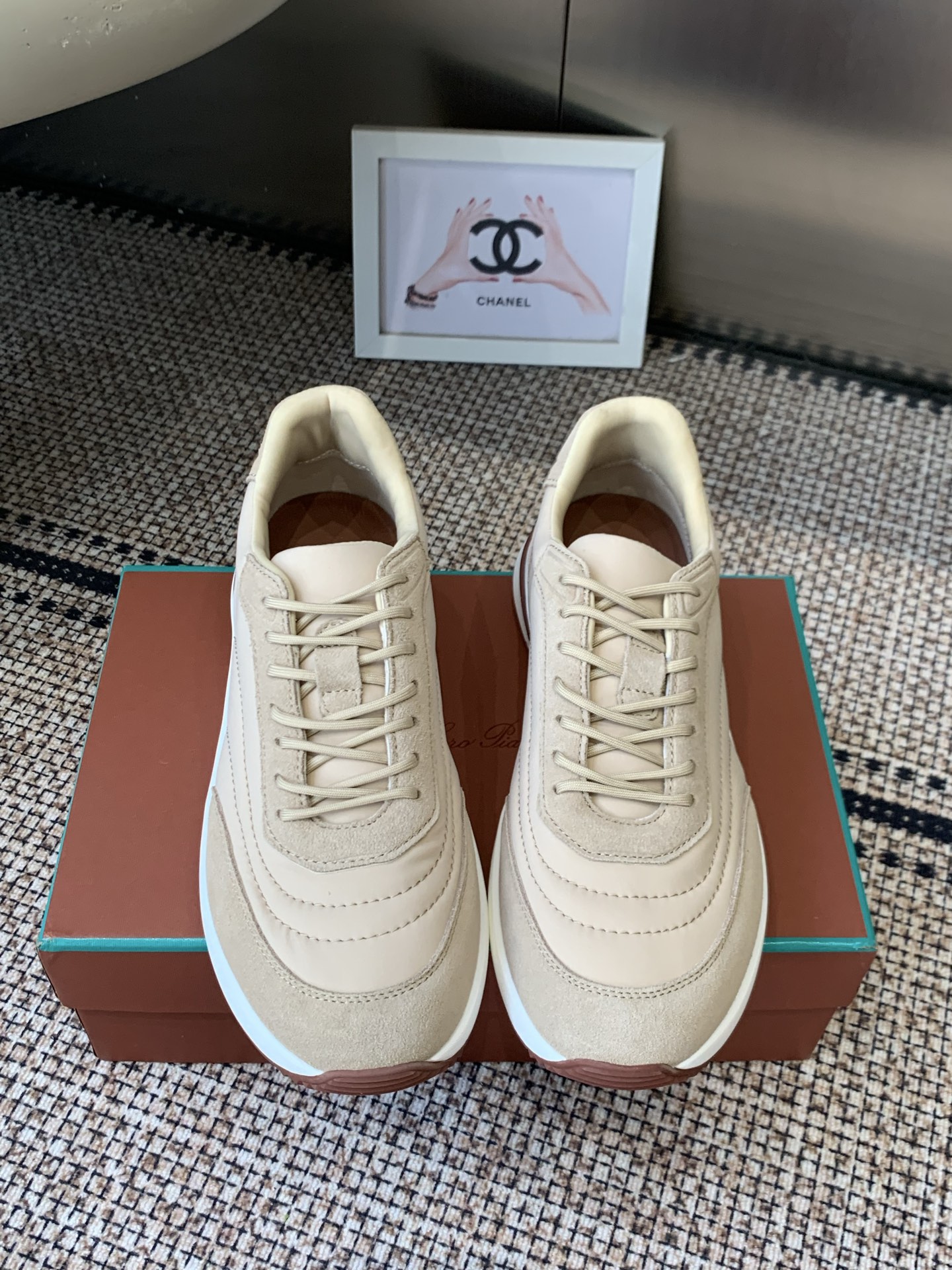 NO:922924,Loro Piana's new men's casual sneakers. This urban-inspired sneaker fits your feet comfortably. The cowhide suede panels add a refined texture to the stylish silhouette. Soft padding conforms to every contour, making it an ideal companion for urban adventures or casual weekend outings. The lightweight and soft sole is designed with intricate and finely carved textures. It is comfortable and low-key to walk on. Luxurious casual style is suitable for daily commuting. It can be paired with casual suits, jeans, wide-leg pants, etc., balancing comfort and sophistication.  It is also the daily choice of many celebrities and celebrities, size 39-45, casual shoes/sports shoes, loro piana, sneakers, jeans, business suit, cowhide19860909Loro Piana 诺悠翩雅 新款男款休闲运动鞋  这款灵感源自都市风格的运动鞋舒适贴合脚部 牛皮绒面革饰片为时尚外形平添精致质感 柔软的衬垫贴合每一道轮廓 使其成为都市冒险或周末休闲出游的理想伴侣 轻盈柔软的鞋底采用繁复精细的雕刻纹理设计 行走舒适低调 奢华的休闲风 适合日常通勤 可搭配休闲西装 牛仔裤 阔腿裤等 兼顾舒适感与精致感 也是很多明星 名流的日常选择 码数39-45,休闲鞋/运动鞋,loro piana,sneakers,jeans,business suit,cowhide,Women's Shoes