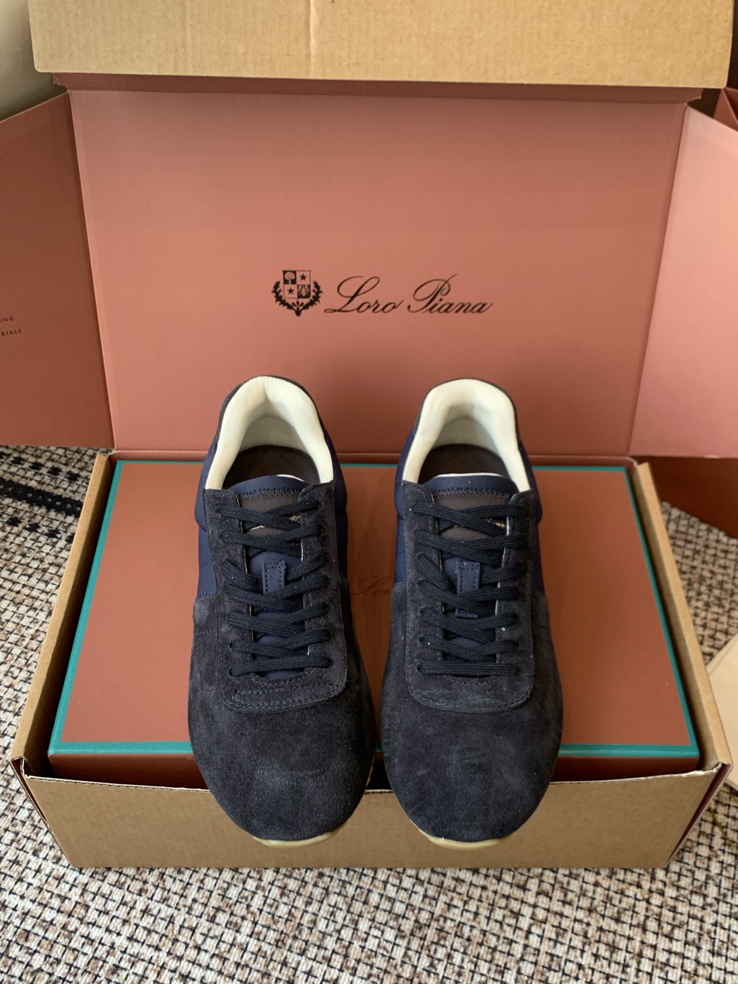 NO:922934,Loro Piana Walk Wish's latest casual sneakers, top quality, imported high mercerized suede stitched calf leather casual shoes. This sneaker redefines the iconic 360 LP with a modern perspective. It adopts a new shape and wider silhouette design to create an extraordinary comfortable wearing experience. The ultra-light sole creates a charming modern aesthetic and is very comfortable to wear. The fabric is imported high mercerized suede/first-layer cowhide. Sheepskin lining. Original open molded outsole.  Size 35-45 (40 41 for women, 45 for men, custom made and non-returnable), casual shoes/sports shoes, loro piana, loro piana, sneakers, cowhide, sheepskin19860909Loro Piana 诺悠翩雅 Walk Wish 最新款休闲运动鞋 顶级品质  进口高丝光反绒皮拼接小牛皮革休闲鞋 这款运动鞋以现代视角重新定义标志性360 LP采用全新外形和更宽大的廓形设计 营造超凡舒适的穿着体验 超轻鞋底营造迷人的现代美感 穿着非常有舒适感 面料进口高丝光反绒皮/头层牛皮 内里羊皮 原版开模大底 码数35-45（女40 41 男45定做不退换）,休闲鞋/运动鞋,loro piana,loro piana,sneakers,cowhide,sheepskin,Women's Shoes