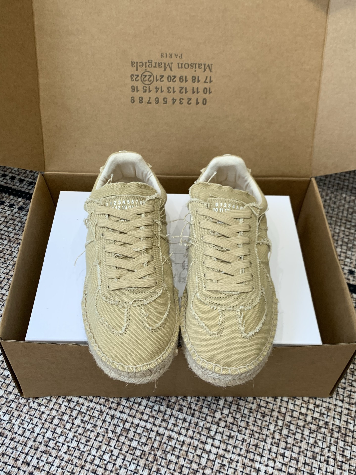 NO:922839,Maison Margiela MM6 Margiela 26ss latest style distressed straw moral training shoes, focusing on deconstructed retro, wasteland relaxed style, integrating the moral training shoe version and straw fisherman soles. The upper is made of washed canvas fabric. The whole body raw edges are torn stitching process to deliberately create a worn retro texture. It retains the classic moral training streamline shoe shape. Only the tongue is darkly printed with the logo. In line with Margiela's minimalist deconstructed design language. A circle of hand-woven natural raffia edging.  The hemp rope texture is breathable and lightweight. It weakens the heavy feeling of sports shoes. It has a holiday and Japanese style relaxed atmosphere. The bottom rubber anti-slip insole takes into account both comfort and wear resistance. Size 35-40 (40 customized), casual shoes/sports shoes, masion margiela, masion margiela, sneakers, espadrilles, espadrilles19860909Maison Margiela MM6马吉拉 26ss最新款 做旧 草编德训鞋  主打解构复古、废土松弛风 融合德训鞋版型与草编渔夫鞋底 鞋面采用水洗帆布面料 全身毛边撕裂车线工艺 刻意营造磨损复古质感 保留经典德训流线鞋型 仅鞋舌暗印标识 符合马吉拉极简解构设计语言 一圈手工编织天然拉菲草包边 麻绳纹理透气轻便 弱化运动鞋厚重感 自带度假、日系松弛氛围 底层橡胶防滑内底 兼顾舒适度与耐磨性码数35-40（40定做）,休闲鞋/运动鞋,masion margiela,masion margiela,sneakers,espadrilles,espadrilles,Women's Shoes