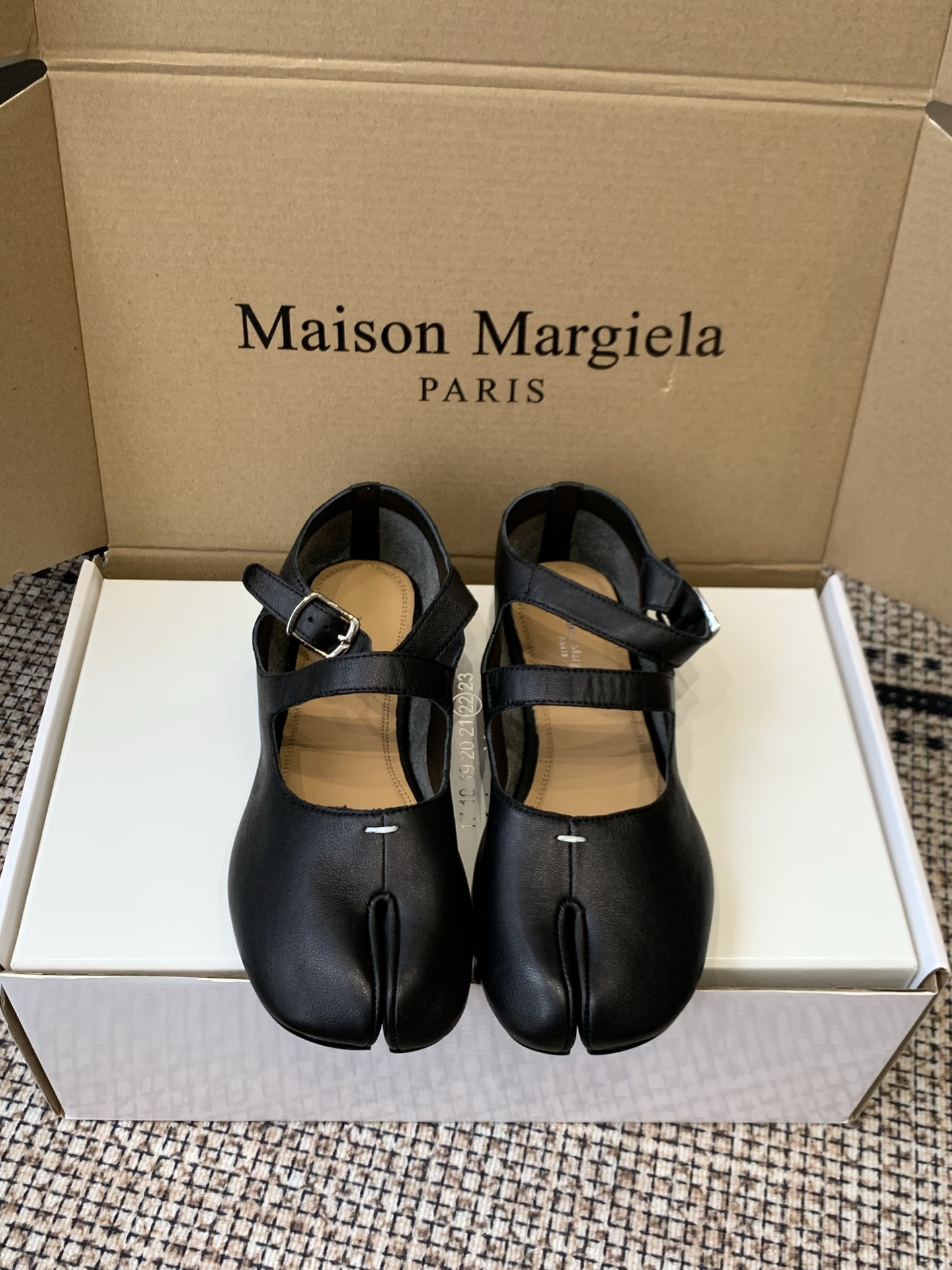 NO:922904,Maison Margiela MM6 26ss summer new split-toe Mary Jane shoes have a sense of avant-garde artistic atmosphere. The iconic split-toe design is highly recognizable. The double-line strap replicates the classic Mary Jane version. Retro style and niche design are combined, low-key and full of unique charm. Perfect for daily travel, shopping and shopping, and light commuting. Sheepskin upper, cowhide lining, Italian leather outsole  Size 35-40 (40 customized), split-toe shoes, masion margiela, masion margiela, mary jane, cowhide, sheepskin, Leather soles19860909Maison Margiela MM6 马吉拉 26ss夏季新款分趾 玛丽珍鞋  自带先锋艺术氛围感 标志性分趾设计极具辨识度 双道一字绊带复刻经典玛丽珍版型 复古格调与小众设计相互融合 低调又充满独特韵味 日常出行 逛街探店 轻通勤场景都能完美适配 鞋面羊皮 内里牛皮 意大利真皮大底 码数35-40（40定做）,分趾鞋,masion margiela,masion margiela,mary jane,cowhide,sheepskin,Leather soles,Women's Shoes