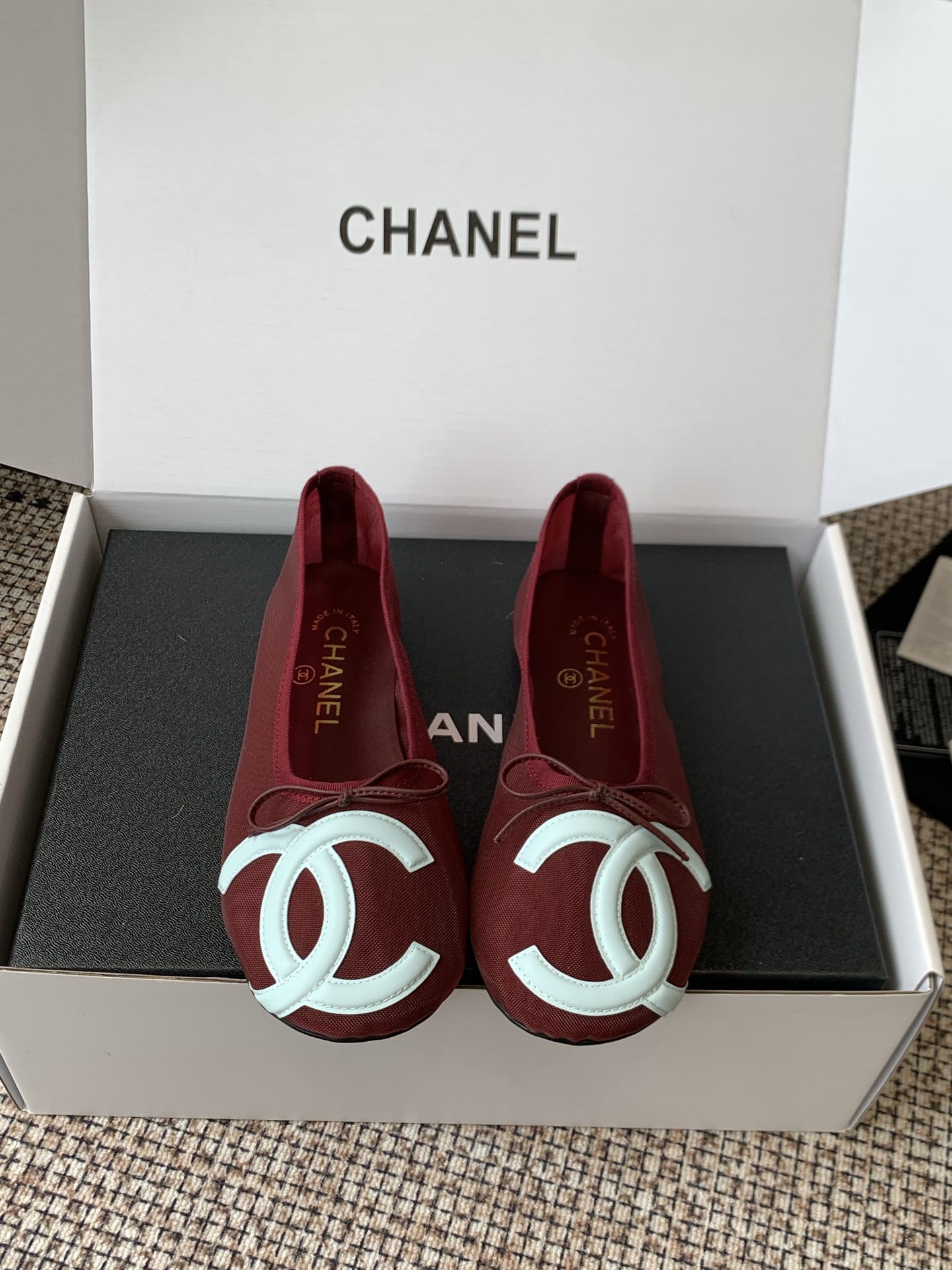 NO:956659,CHANEL Chanel 26m spring and summer latest coco beach ballet flats are hard to find in the counter. The classic retro style is back in fashion. The eye-catching large-sized double C Logo on the toe is the most recognizable design. It is decorated with a bow on the toe and continues the brand’s classic elegance. The body of the shoe uses Chanel’s iconic diamond quilting process and is made of soft lambskin. It has a delicate texture and a retro atmosphere and is incomparably comfortable on the feet.  Easy to wear and easy to match ~ skirts, trousers, invincible and versatile ~ salty or sweet ~ super high-end, mesh upper, suede lining, genuine leather outsole, size 35-41 (40 41 custom-made, non-refundable), single shoes, chanel, chanel, flats, skirts, sheepskin, Leather soles19860909CHANEL香奈儿 26m春夏最新款 coco beach康鹏芭蕾舞平底鞋 专柜一鞋难求 经典复古风回潮 鞋头醒目的大尺寸双C Logo是最具辨识度的设计 搭配鞋头的蝴蝶结装饰 延续了品牌经典的优雅调性 鞋身采用香奈儿标志性的菱格绗缝工艺 搭配柔软的小羊皮材质 质感细腻且自带复古氛围 上脚无敌舒服 好穿好搭～裙装、裤装、无敌百搭～可盐可甜～巨高级 鞋面网面 内里小山羊皮 鞋底真皮大底 码数35-41（40 41定做不退换）,单鞋,chanel,chanel,flats,skirts,sheepskin,Leather soles,Women's Shoes