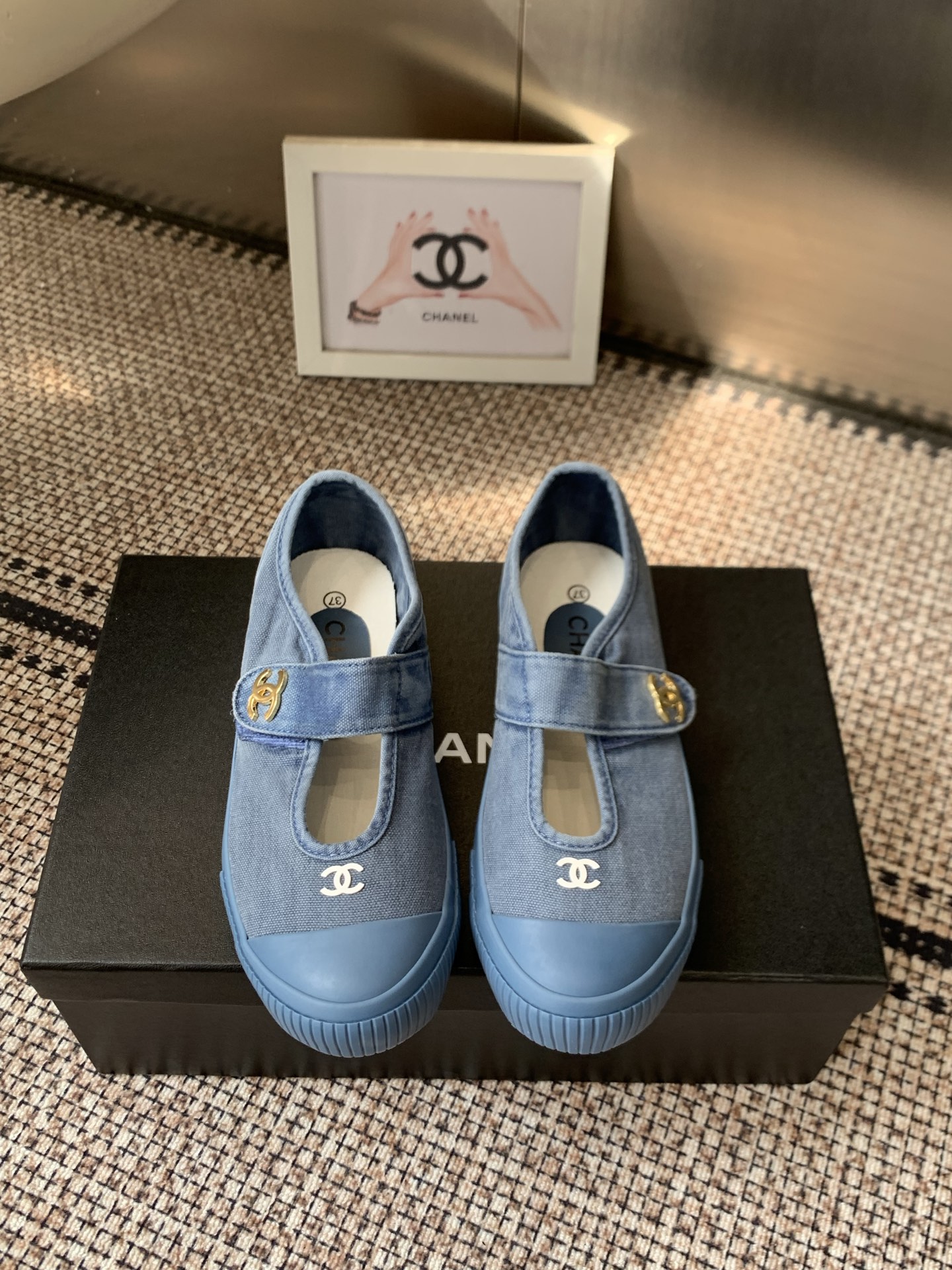 NO:956733,Chanel Chanel 26ss biscuit canvas shoes have been developed for several months and the latest version has finally come out. It is the top casual sports shoe in the counter. This classic design has a simple style on the upper, but the outsole is fashionable and sporty. It incorporates a variety of color matching elements. The diversified mix and match is very good-looking and versatile, and can be used for leisure, fashion, sports and outdoor... The upper is made of canvas and the outsole is based on a wear-resistant rubber outsole.  Size 35-40 (40 customized), Mary Jane, chanel, chanel, mary jane, sneakers19860909Chanel 香奈儿 26ss 饼干帆布鞋 鞋 开发了几个月最高版本终于出来了 专柜顶级休闲款运动鞋 这款经典设计 鞋面简洁的风格 大底却时尚运动 不平凡的拥入了多种配色元素 多元化混搭非常好看百搭,休闲,时尚,运动,户外都能兼顾…… 鞋面采用 帆布 大底根据 耐磨橡胶大底 码数35-40（40定做）,玛丽珍,chanel,chanel,mary jane,sneakers,Women's Shoes