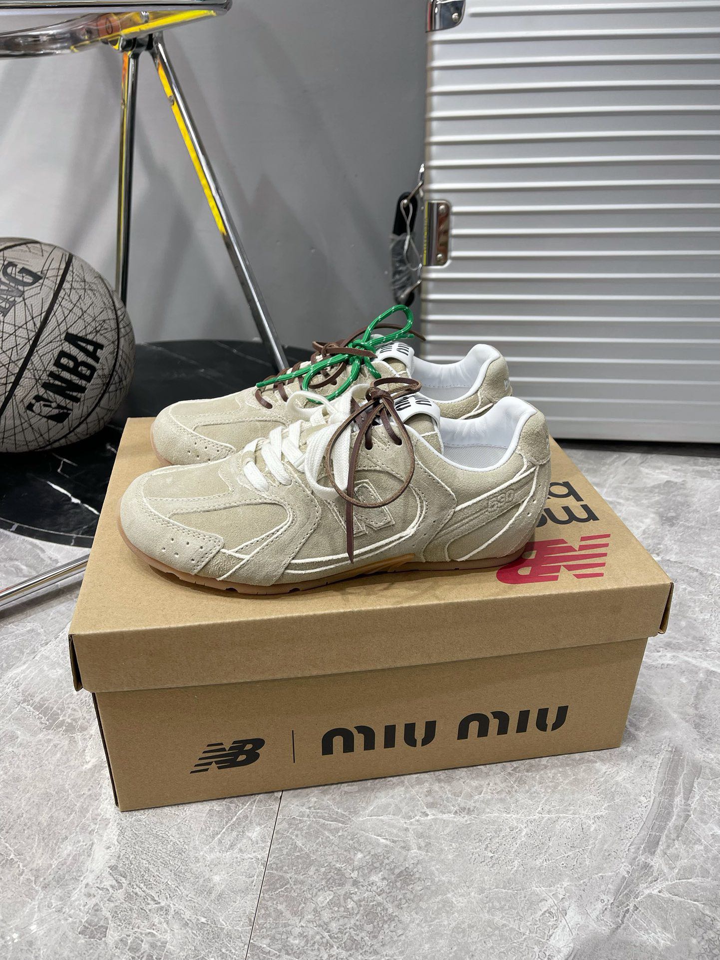 NO:235368,Miumiu x New Balance Miumiu ss24 show revealed a new joint plan with New Balance. It is a model design. The upper is made of leather and suede splicing to create a very textured shoelace. The shoelaces are made of a very popular pair of shoelaces. Each pair of shoes is equipped with three shoelaces. Size# Men, Women 35-45 (45 custom made without return or exchange), casual shoes/sports shoes, miumiu, sneakers, chamois leather19860909miumiu x New Balance miumiu ss24大秀上曝光了与New Balance 的全新联名企划 以为蓝本设计 鞋面以皮革和麂皮拼接打造十分有质感 鞋带采用了最近很流行的双鞋带设计每一双鞋配备三幅鞋带 Size#男 女 35-45 (45订做不退换）,休闲鞋/运动鞋,miumiu,sneakers,chamois leather,Women's Shoes