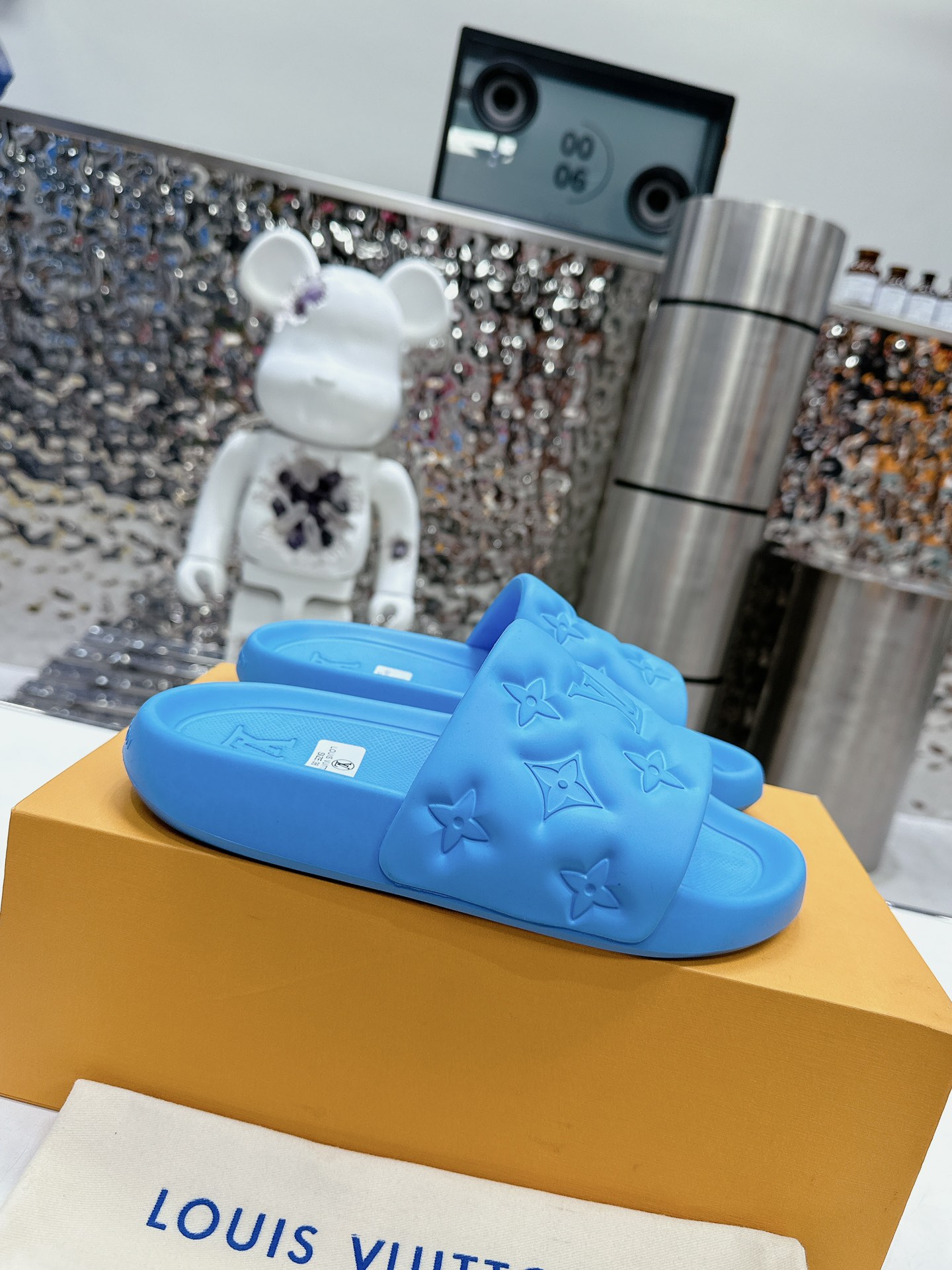 NO:357745,【L Home】Shoe size women's 35-40 men's 38-46 packaging counter top ~ original packaging 5 Louis Vuitton counter new embossed slippers, lvmonogram embossed slippers, Waterfront sandals are renewed and returned, upper buckles are embossed lv's iconic Monogram pattern. Made of waterproof rubber, matched with comfortable and tough insoles. Light and flexible outsoles are imprinted Louis Vuitton logo. Fabric: original molded rubber foam surface, craft embossed embossed logo, original molded rubber foam sole, sole, 3CM thick.,,louis vuitton,louis vuitton,louis vuitton,slippers19860909【L家】 鞋码女款35-40男款38-46包装专柜顶级~原版包装 5路易威登专柜新款浮雕拖鞋,lvmonogram 浮雕拖鞋,Waterfront 凉拖焕新回归,鞋面扣带压印lv标志性的 Monogram 图案.由防水橡胶制成,搭配舒适韧性鞋垫.轻盈灵活的外底压印路易威登标识. 面料:原版开模橡胶发泡面 工艺浮雕压花logo 鞋底原版开模橡胶发泡大底 底厚3CM.,,louis vuitton,louis vuitton,louis vuitton,slippers,Men's shoes