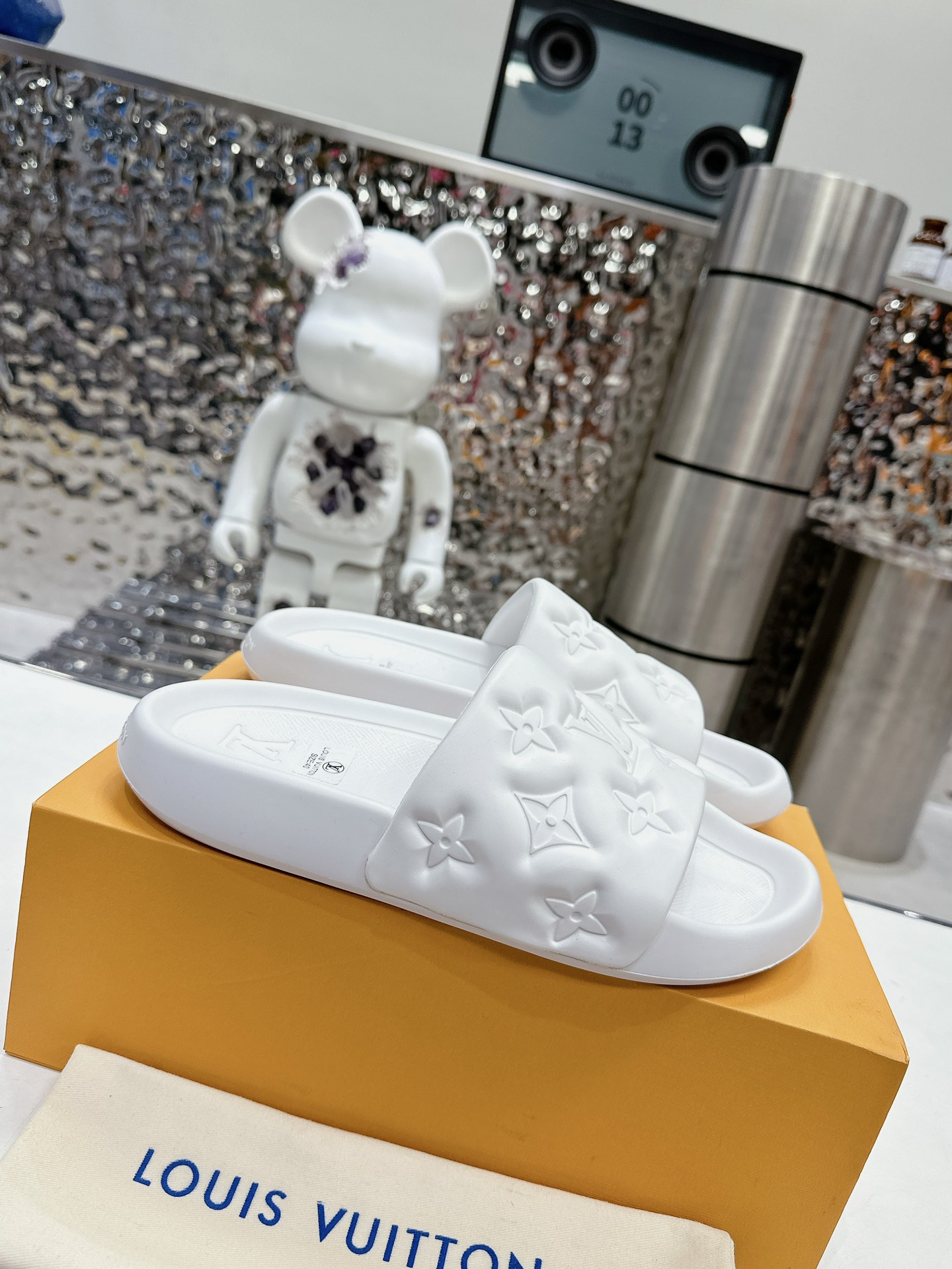 NO:357757,【L Home】Shoe size women's 35-40 men's 38-46 packaging counter top ~ original packaging 5 Louis Vuitton counter new embossed slippers, lvmonogram embossed slippers, Waterfront sandals are renewed and returned, upper buckles are embossed lv's iconic Monogram pattern. Made of waterproof rubber, matched with comfortable and tough insoles. Light and flexible outsoles are imprinted Louis Vuitton logo. Fabric: original molded rubber foam surface, craft embossed embossed logo, original molded rubber foam sole, sole, 3CM thick.,,louis vuitton,louis vuitton,louis vuitton,slippers19860909【L家】 鞋码女款35-40男款38-46包装专柜顶级~原版包装 5路易威登专柜新款浮雕拖鞋,lvmonogram 浮雕拖鞋,Waterfront 凉拖焕新回归,鞋面扣带压印lv标志性的 Monogram 图案.由防水橡胶制成,搭配舒适韧性鞋垫.轻盈灵活的外底压印路易威登标识. 面料:原版开模橡胶发泡面 工艺浮雕压花logo 鞋底原版开模橡胶发泡大底 底厚3CM.,,louis vuitton,louis vuitton,louis vuitton,slippers,Men's shoes