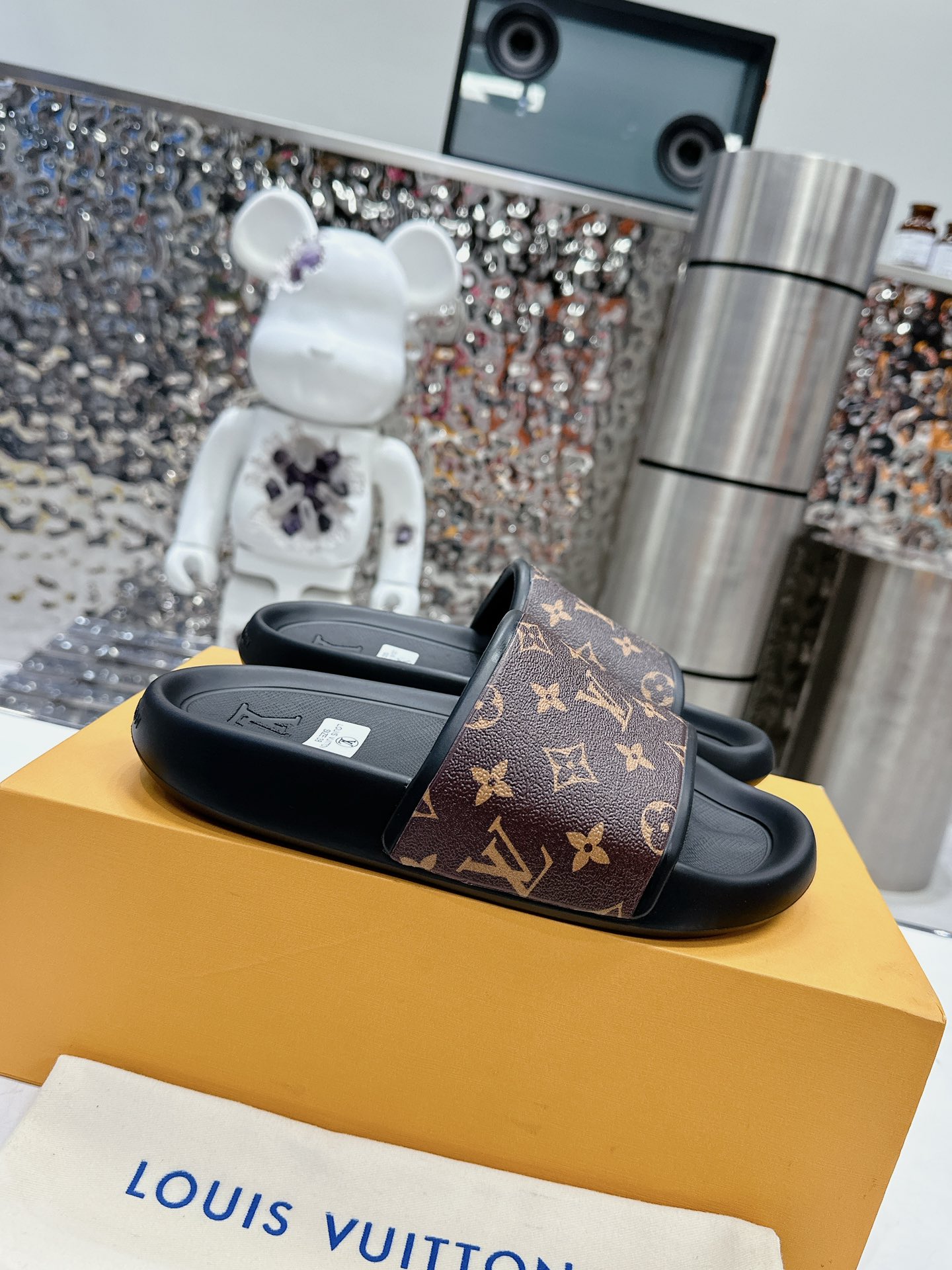 NO:275311,LV Donkey Louis Vuitton monogram relief slippers This season, Waterfront sandals are rejuvenated and the upper buckle is imprinted by Louis Vuitton's iconic Monogram pattern. Made of waterproof rubber, paired with comfortable and tough insoles. Light and flexible outsole imprinted by Louis Vuitton logo. Delivery counter exquisite packaging Fabric: original open mold rubber foam Inner without inner sole Original open mold rubber foam outsole Sole 3CM thick Sole Size: 35-46,,louis vuitton,louis vuitton,louis vuitton,slippers19860909LV 驴牌 路易威登 monogram 浮雕 拖鞋本季,Waterfront 凉拖焕新回归,鞋面扣带压印路易威登标志性的 Monogram 图案.由防水橡胶制成,搭配舒适韧性鞋垫.轻盈灵活的外底压印路易威登标识. 配送专柜精美包装 面料:原版开模橡胶发泡 内里无内里 鞋底原版开模橡胶发泡大底 底厚3CM Size:35-46,,louis vuitton,louis vuitton,louis vuitton,slippers,Men's shoes