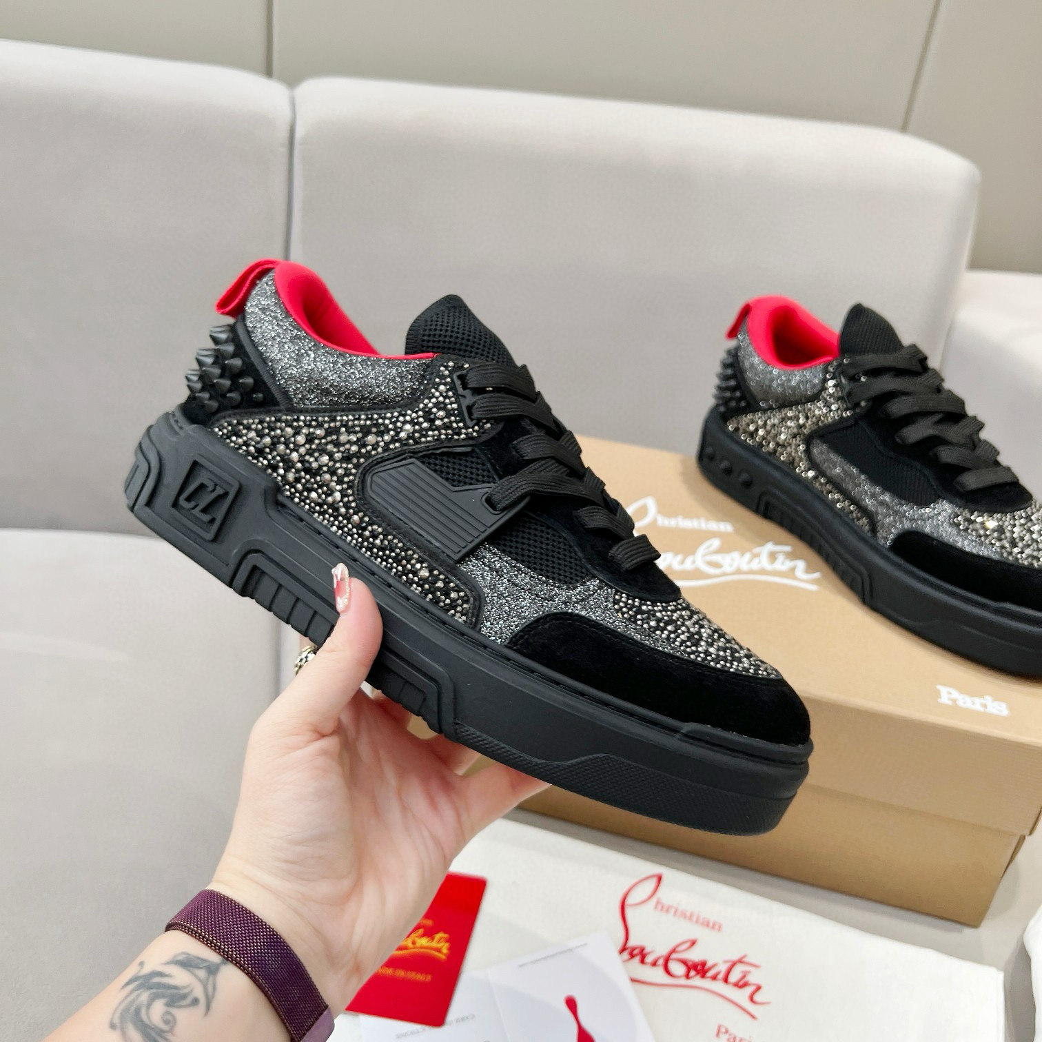 NO:235361,[Diamond] Wang Junkai, Yang Mi, Xu Kai, Zhang Jingyi, Ding Chengxin, Chen Muchi, Wang Ziyi The same Christian Louboutin. 2025 [New Product] ASTROLOUBI Men and Women's thick-soled sneakers are perfectly integrated with fashion and sporty. The fabric is made of luxurious calfskin, soft suede, smooth satin and laminated leather, and the back top is decorated with classic rivets. The inner is mixed with knitted tongue, which increases durability, breathability and quick-drying comfort. The outsole uses EVA foaming and imported rubber combination, and the colorful outsole side CL iconic letters show the brand's unique style. It is a ceiling-level comfortable skateboard shoe!  !  !  Five colors available for current men's size 39--45 (women's size 35--40 is being updated), casual shoes/sports shoes, christian louboutin, christian louboutin, sneakers, cowhide, chamois leather19860909【钻石款】 王俊凯 杨幂 许凯 张婧仪 丁程鑫 陈牧驰 王子异 同款Christian Louboutin路铂廷 .2025【新品】 ASTROLOUBI 男女同款厚底运动鞋红底鞋时尚与运动完美融合, 面料采用奢华小牛皮、柔软麂皮、光滑缎面以及层压真皮,及后帮配经典的铆钉装饰. 内里搭配针织鞋舌混合而成,增加了耐用、透气和速干的舒适性. 大底采用 EVA 发泡和进口橡胶组合,彩色的外底侧面 CL 标志性字母,展现出品牌的独特格调. 是一款天花板级别的舒适滑板鞋！！！ 五色可选目前男码 39--45（女码 35--40 更新中）,休闲鞋/运动鞋,christian louboutin,christian louboutin,sneakers,cowhide,chamois leather,Women's Shoes