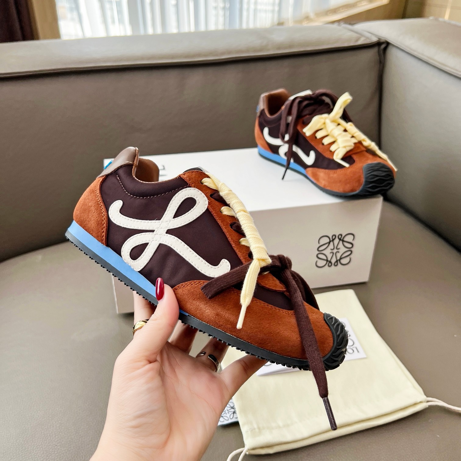 NO:235436,Luo Yiwei Ballet Runner 2.0 hot casual shoes are coming, with a small and fresh color-blocking design, suitable for a variety of versatile clothing, giving people a refreshing feeling. Imported head-layer cowhide injection molding logo technology, nylon tarp-proof cloth splicing matte velvet leather head-layer cowhide, preferably soft sheepskin foot feel super comfortable, anti-slip wear-resistant Tr material sole, non-rubber sole, size women's 35-40 men's 39-45 casual shoes/sports shoes, loewe, sneakers, cowhide, sheepskin19860909罗意威Ballet Runner 2.0爆款休闲鞋来袭,拼色小清新设计,适合更种各类百搭服饰,給人耳目一新的感觉.进口头层牛皮注塑Logo工艺,尼龙防水布拼接磨砂绒皮头层牛皮,优选柔软羊皮里脚感超级舒服,防滑耐磨Tr材质底,非橡胶底, 码数女款35-40 男款39-45,休闲鞋/运动鞋,loewe,sneakers,cowhide,sheepskin,Women's Shoes