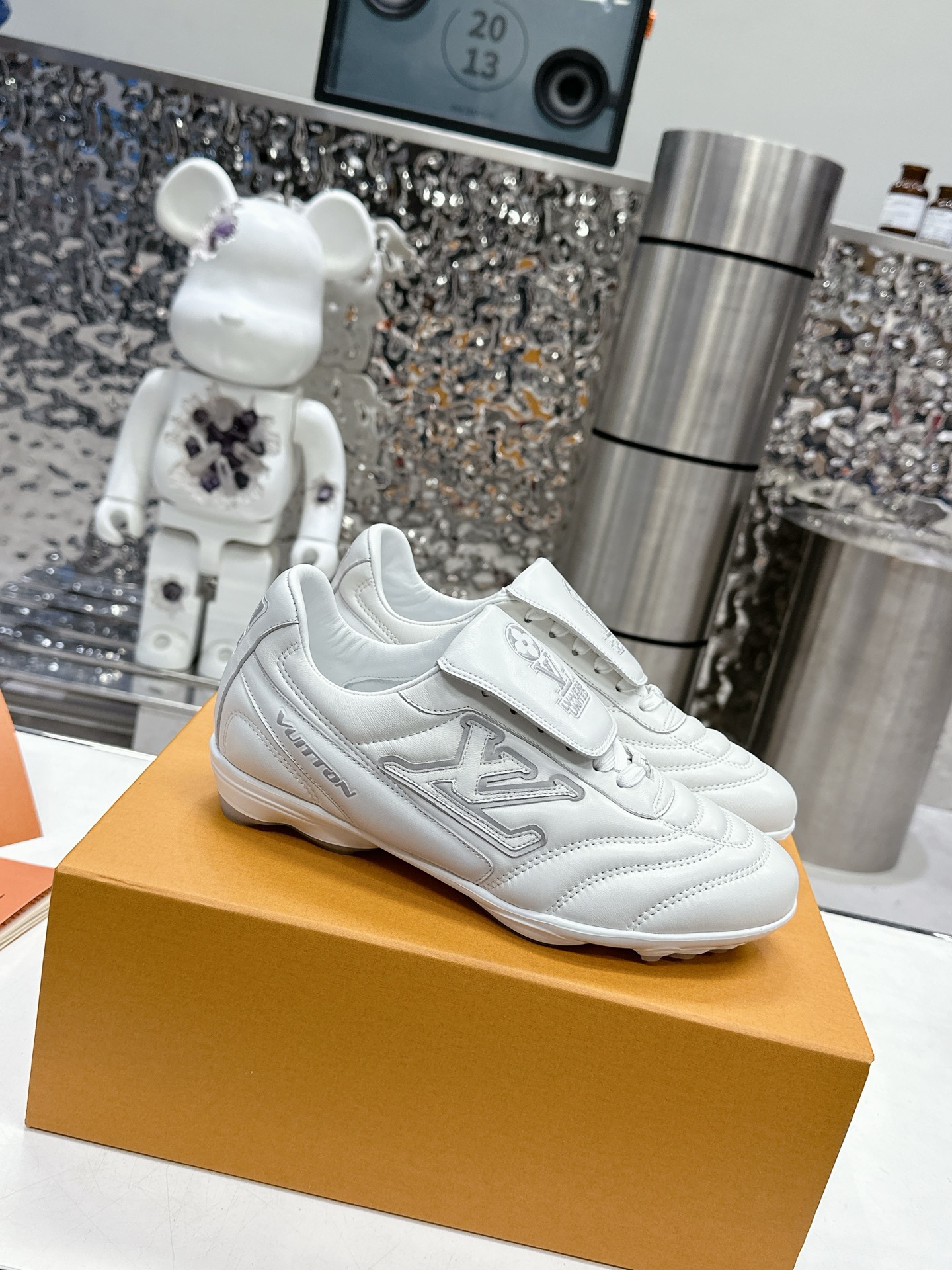 NO:235370,Big Shoes LV footpirnt Cough cough everyone this must be a very important model [Shy R] calfskin made very soft! Feet feels very comfortable. As the name suggests, walking through will leave beautiful LV footprints. The core concept of LV is to travel. Wear it and wander around the world with LV. Men and women size 35-45 46/47 Custom made non-return and exchange, casual shoes/sports shoes, louis vuitton, sneakers, cowhide19860909大勢足球鞋LV footpirnt 咳咳 各位 這一定是很重點的一款[害羞R] 小牛皮製作 很軟！腳感很舒服 顧名思義 走過會留下漂亮的LV足跡哦 LV的核心理念就是旅行 穿上它與LV一起浪跡天涯吧 男女码35-45 46/47订做不退换,休闲鞋/运动鞋,louis vuitton,sneakers,cowhide,Women's Shoes