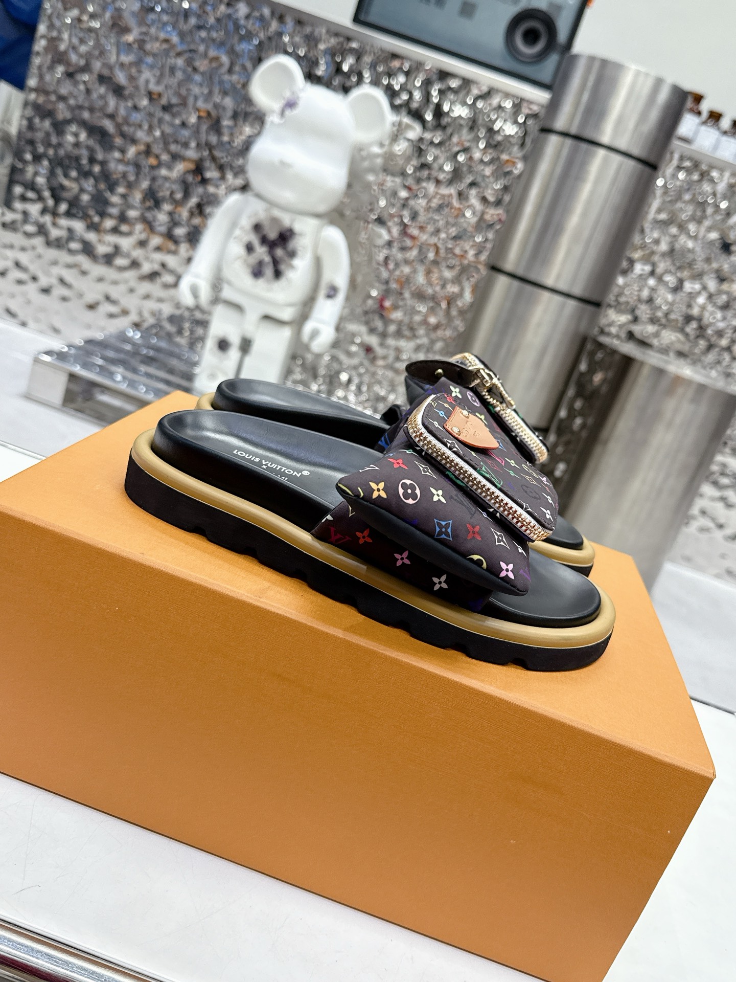 NO:231367,LV 2025 new Velcro slippers, counter synchronization - summer slippers are the soul. The latest 5D printing process fabric fabric, Poll Pillow down cotton filling, lazy dressing must be necessary. Start looking forward to summer Denim Girl size. Practical and versatile and easy to wear. Velcro design, don’t worry about the height of the instep, you can adjust the two-color combination foam sole. Size: 35-45, slippers, louis vuitton, slippers, down jacket19860909LV 2025新款魔术贴拖鞋 专柜同步——夏天拖鞋才是灵魂 最新5D印刷工艺织物面料Poll Pillow羽绒棉填充 慵懒感穿搭必备 开始期待夏天 Denim Girl码住.实用百搭又好穿 魔术贴设计,脚背高低也不用担心,可以调 节 双色组合成型发泡大底 Size:35-45,拖鞋,louis vuitton,slippers,down jacket,Women's Shoes