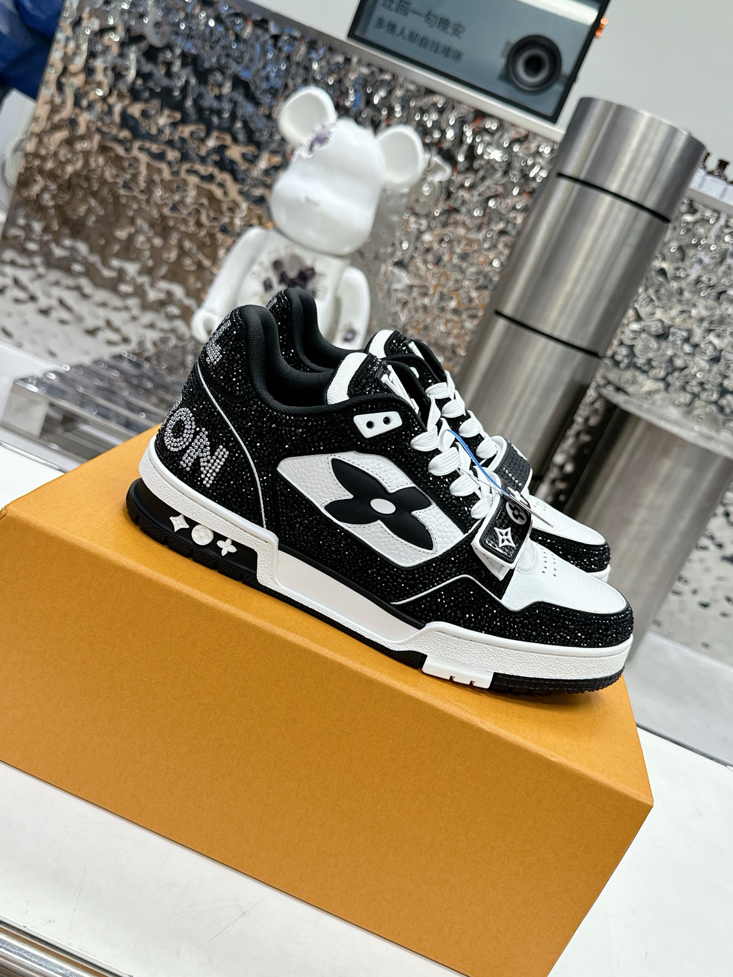 NO:240054,[Diamond] Couple model Louis*Vuitto* LV Traine catwalk model 