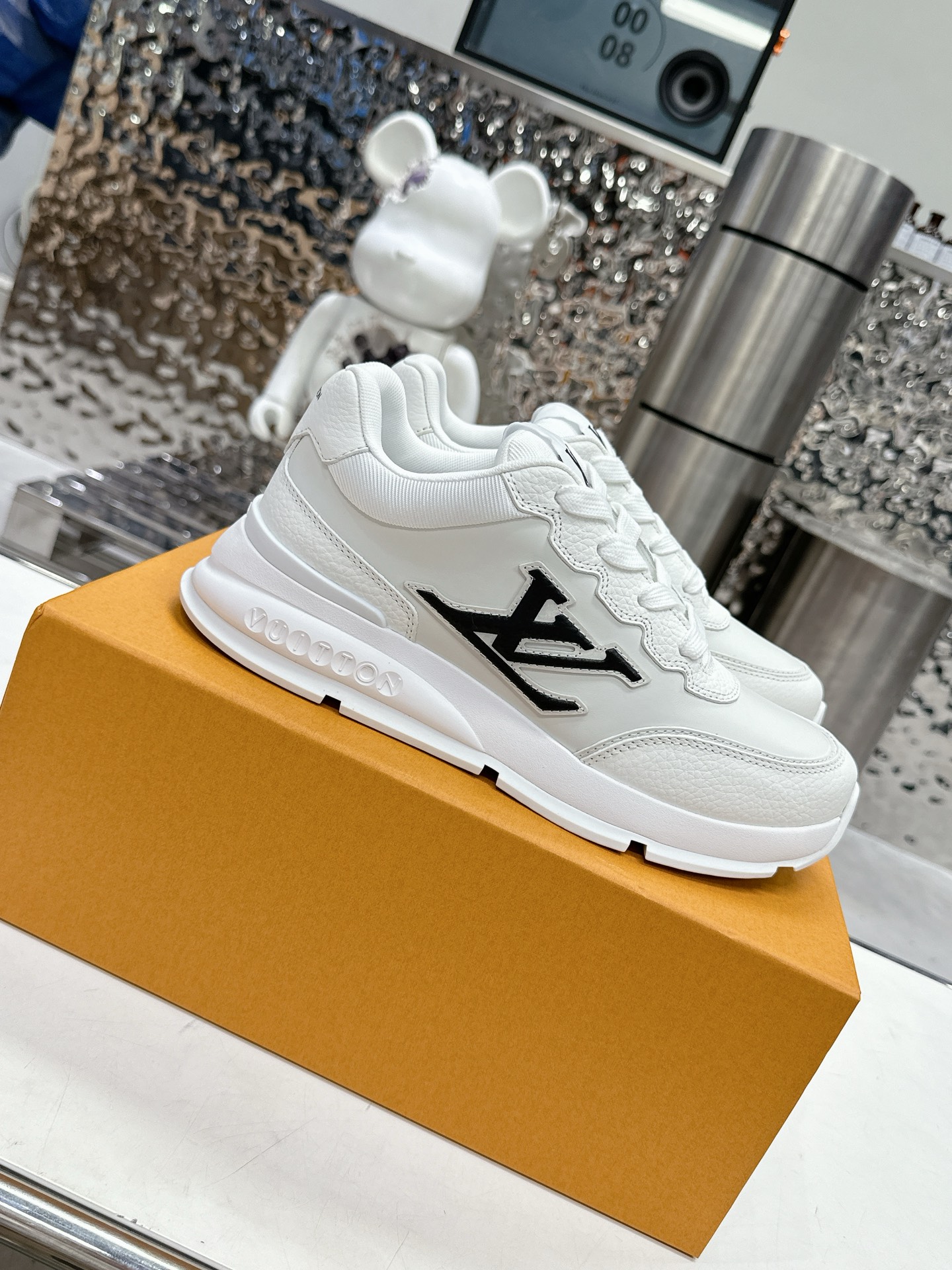 NO:240030,Top version LV-Louis Vuitton-Classic Show new model Original 11 development replica!  !  Very comfortable to put on the foot, luxurious materials, fine workmanship, midsole printed with English letters made in Europe, the upper is spliced ​​by calfskin imported from Italy, the side is decorated with brand LOGO logo and signature, the latest latex foot pad inner lining, the foot feels super comfortable. Original special supply of original two-color TU combination sole. Packing process Goodyear stitching locking edge Fabric: exclusive custom top layer cowhide Accessories: Exclusive private mold Vuitton logo, inner lining: Customized silky mesh - top layer silk cowhide inner lining Outsole: TU combination sole wear-resistant, non-slip, yellow foot pad: new latex pad - mesh sweat-absorbing counter technology: full computer needle car pull wire toe back cover hot and cold set Full set of pull-up sleeve mid-low logo pattern Counter packaging - shoelace certificate card instruction manual Certificate of conformity Dust bag The most complete packaging of the entire network  Men's 38-46 (38/46 custom made without return!), casual shoes/sports shoes, louis vuitton, louis vuitton, sneakers, cowhide19860909顶级版本 LV-路易威登-经典走秀新款 原版11开发复刻！！上脚非常舒适 奢侈用料,做工精细,中底印有欧洲制造英文字母 鞋面由意大利进口小牛皮拼接,侧边饰有品牌LOGO标志及签名,最新乳胶垫脚网布内里,脚感超舒适.原厂特供原版双色TU组合大底.套包工艺 固特异缝合锁边 面料:独家定制头层牛皮 配件:独家私模Vuitton 标识,内里:定制丝滑网里-头层丝绸牛皮内里 大底:TU组合大底耐磨防滑防黄 垫脚:新款乳胶垫-网纱吸汗 专柜工艺:全电脑针车拉线 鞋头 后套 冷热定型 全套拉帮套楦中低logo花纹 专柜包装 -鞋带 证书 卡片 说明书 合格证 防尘袋 全网最齐包装 男款38-46（38/46订做不退换！）,休闲鞋/运动鞋,louis vuitton,louis vuitton,sneakers,cowhide,Women's Shoes