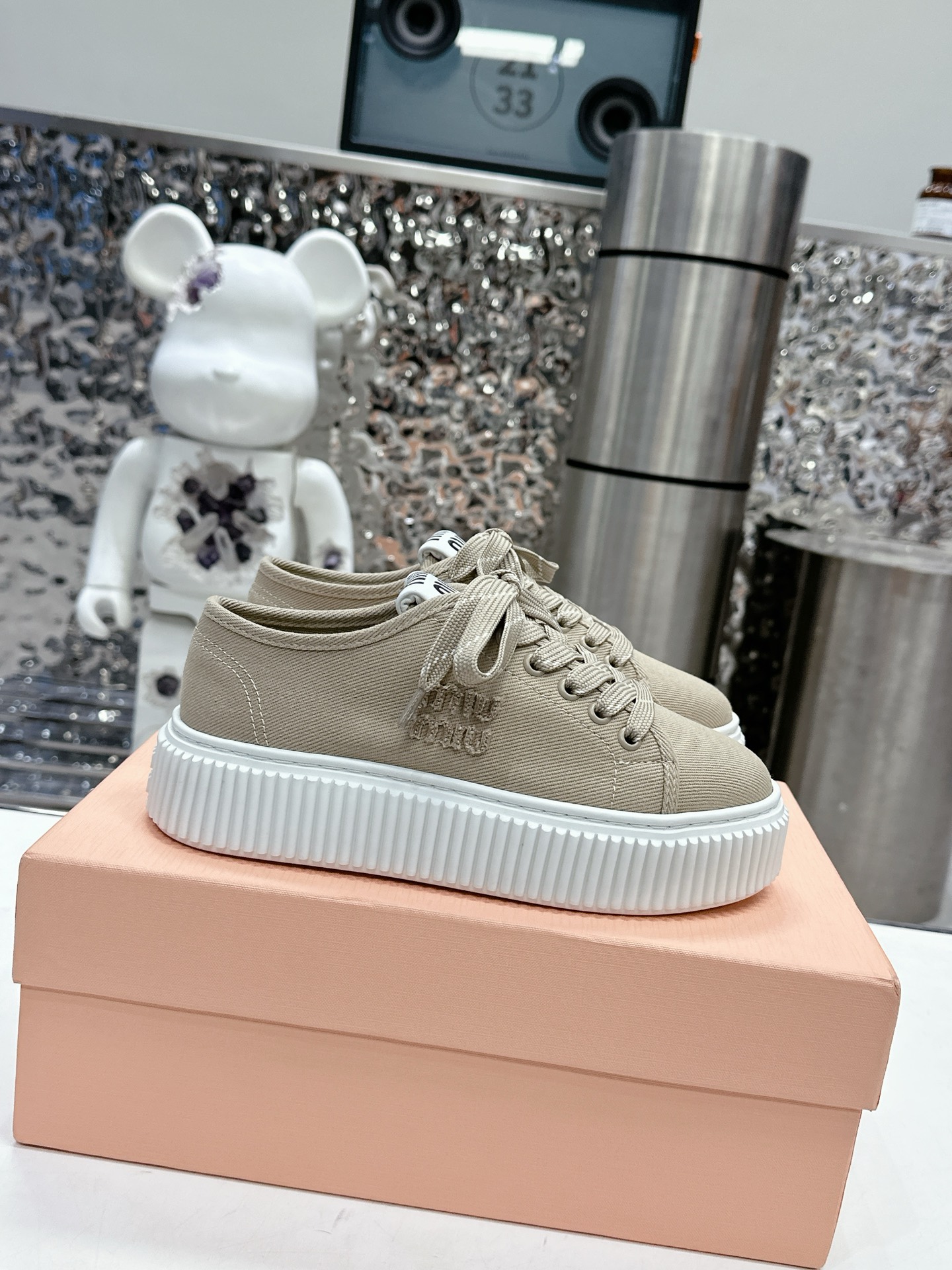 NO:240036,MIU MIU Miu 25 Spring New Thick-soled Cookies Denim Denim Canvas Low-top Sneakers Latest Show Style Classic Upgrade Comfort and Fashion Couple Each color is good, design and matching different styles. Original Customized Cloth Original Customized Sheepskin Inner Original Open-Model Anti-Slip Sole Women's Model 35-40, Casual Shoes/Sneakers, Miumiu, Sneakers, Sheepskin19860909MIU MIU缪缪 25春新款厚底饼干 丹宁牛仔帆布低帮运动鞋 最新走秀款 经典升级 舒适度与时髦度并存 每个颜色搭配都好看,设计搭配不同风格需求 原版定制布 原版定制羊皮内里 原版开模防滑大底 女款35-40,休闲鞋/运动鞋,miumiu,sneakers,sheepskin,Women's Shoes