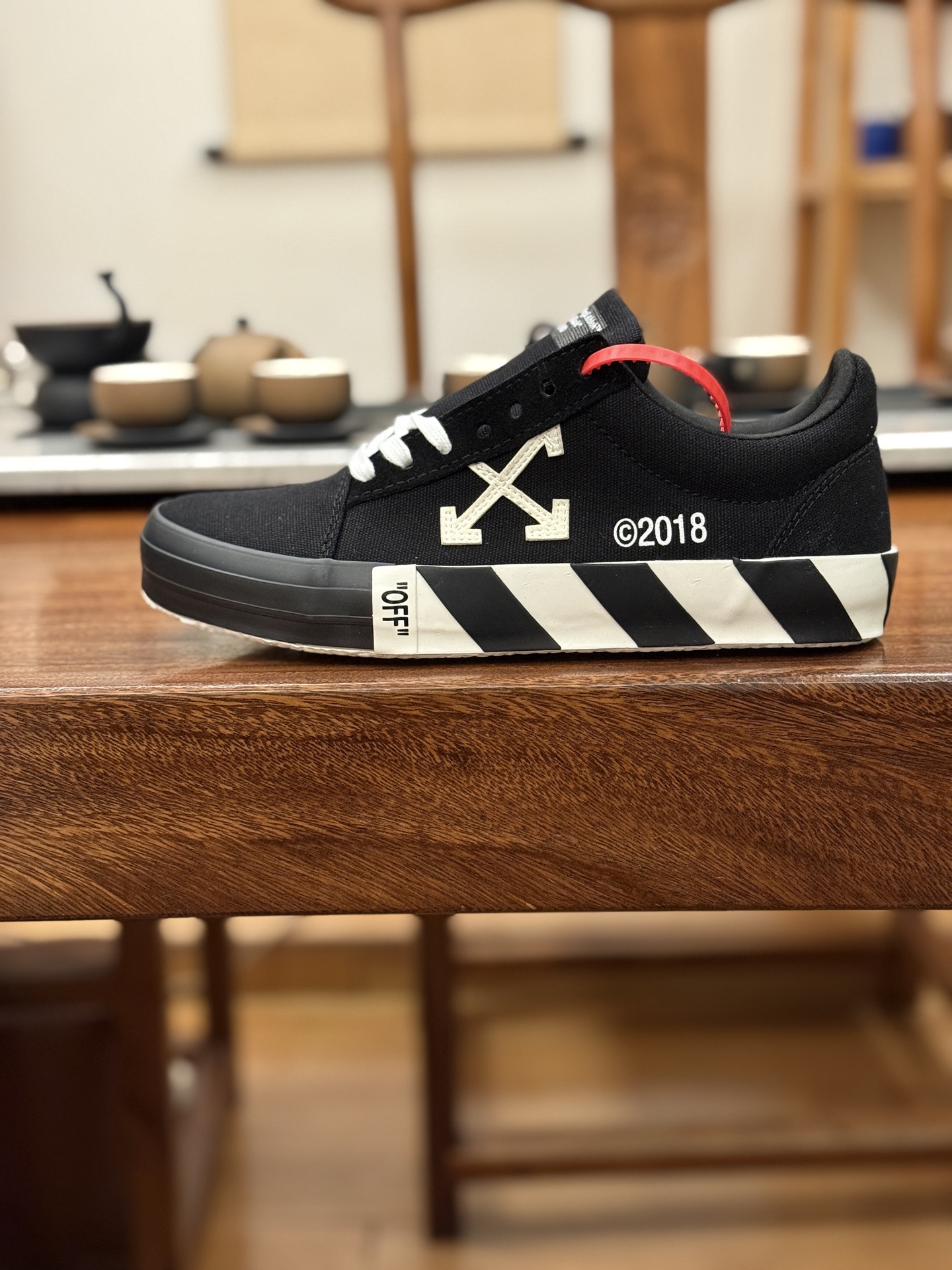 Off-White c/o Virgil Abloh Vulc Low Top 箭头低帮硫化帆布板鞋
尺码:36 37 38 39 40 41 42 43 44 45 46 47
Off-White 近日才发布其春夏新款鞋履,紧跟着就推出全新秋冬鞋款。此番带来的是一系列“ Off-Court ”运动鞋,其中除了基础的黑、白色 Vulc Low-Top 还有一双充满街头韵味的棋盘格元素,亮点其实在鞋内侧的橙色瓶贴以及鞋带头的橙色细节处理。该品牌标志性的箭头标志,防盗扣和鞋带的设计以及鞋后跟的字样也极具“THE TEN”系列的影子。