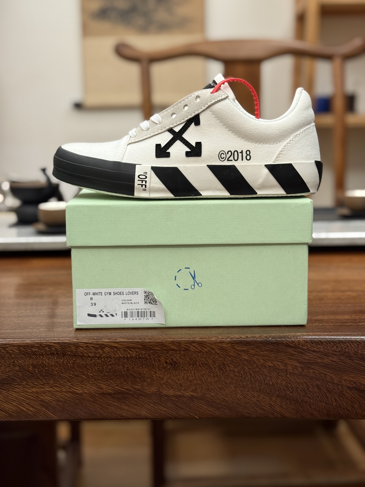 Off-White c/o Virgil Abloh Vulc Low Top 箭头低帮硫化帆布板鞋
尺码:36 37 38 39 40 41 42 43 44 45 46 47
Off-White 近日才发布其春夏新款鞋履,紧跟着就推出全新秋冬鞋款。此番带来的是一系列“ Off-Court ”运动鞋,其中除了基础的黑、白色 Vulc Low-Top 还有一双充满街头韵味的棋盘格元素,亮点其实在鞋内侧的橙色瓶贴以及鞋带头的橙色细节处理。该品牌标志性的箭头标志,防盗扣和鞋带的设计以及鞋后跟的字样也极具“THE TEN”系列的影子。