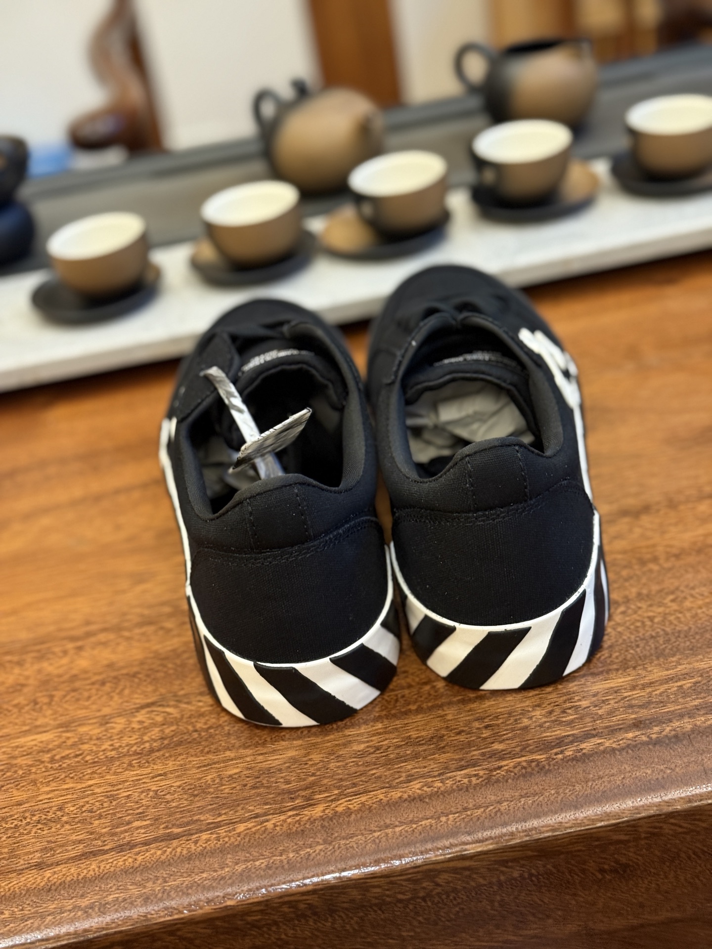 Off-White c/o Virgil Abloh Vulc Low Top 箭头低帮硫化帆布板鞋
尺码:36 37 38 39 40 41 42 43 44 45 46 47
Off-White 近日才发布其春夏新款鞋履,紧跟着就推出全新秋冬鞋款。此番带来的是一系列“ Off-Court ”运动鞋,其中除了基础的黑、白色 Vulc Low-Top 还有一双充满街头韵味的棋盘格元素,亮点其实在鞋内侧的橙色瓶贴以及鞋带头的橙色细节处理。该品牌标志性的箭头标志,防盗扣和鞋带的设计以及鞋后跟的字样也极具“THE TEN”系列的影子。