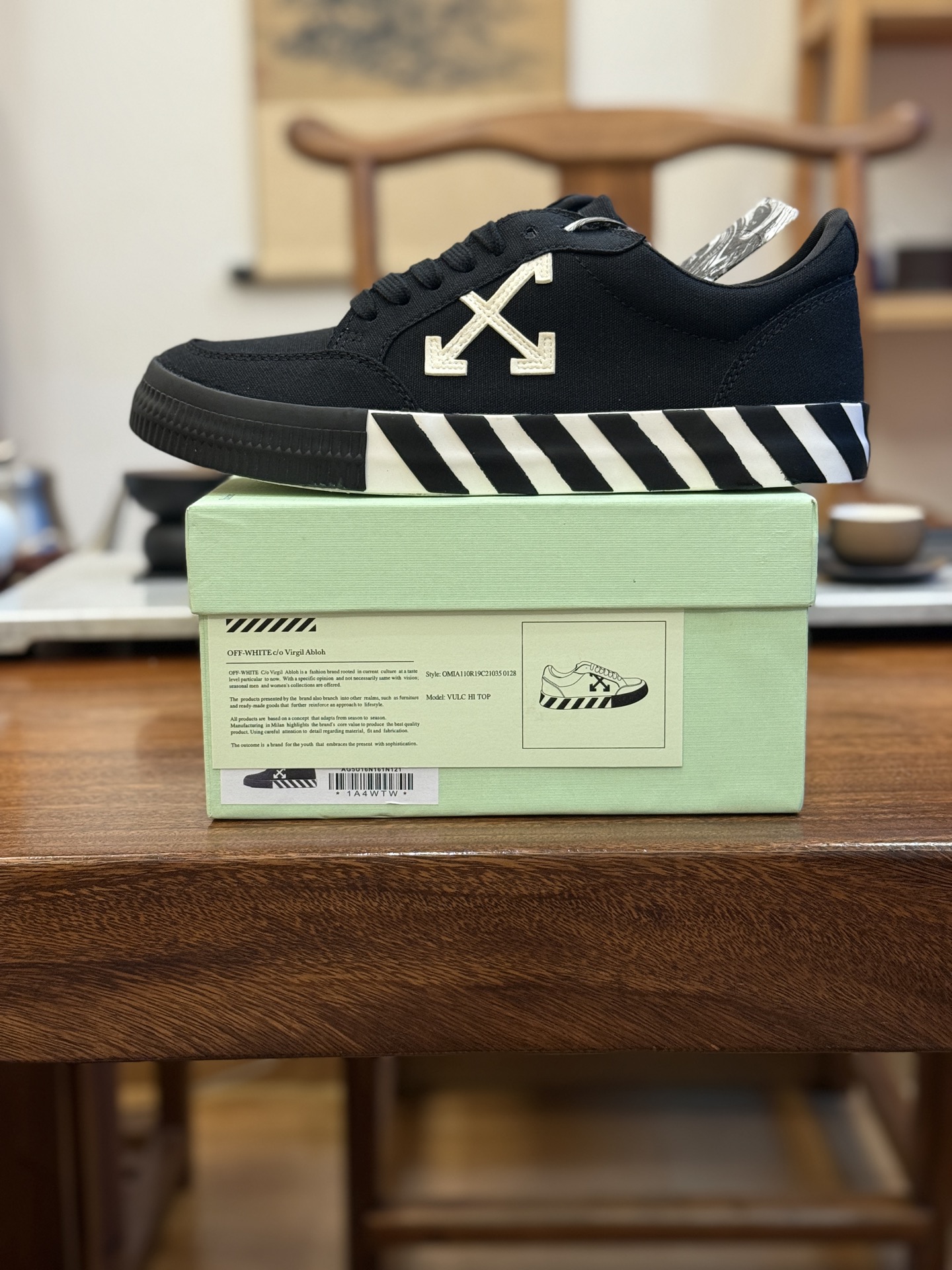 Off-White c/o Virgil Abloh Vulc Low Top 箭头低帮硫化帆布板鞋
尺码:36 37 38 39 40 41 42 43 44 45 46 47
Off-White 近日才发布其春夏新款鞋履,紧跟着就推出全新秋冬鞋款。此番带来的是一系列“ Off-Court ”运动鞋,其中除了基础的黑、白色 Vulc Low-Top 还有一双充满街头韵味的棋盘格元素,亮点其实在鞋内侧的橙色瓶贴以及鞋带头的橙色细节处理。该品牌标志性的箭头标志,防盗扣和鞋带的设计以及鞋后跟的字样也极具“THE TEN”系列的影子。