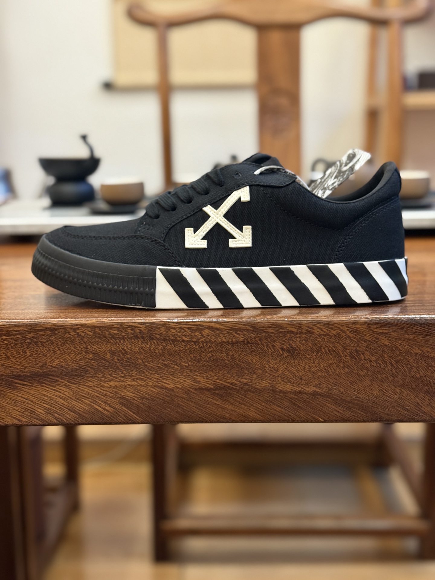 Off-White c/o Virgil Abloh Vulc Low Top 箭头低帮硫化帆布板鞋
尺码:36 37 38 39 40 41 42 43 44 45 46 47
Off-White 近日才发布其春夏新款鞋履,紧跟着就推出全新秋冬鞋款。此番带来的是一系列“ Off-Court ”运动鞋,其中除了基础的黑、白色 Vulc Low-Top 还有一双充满街头韵味的棋盘格元素,亮点其实在鞋内侧的橙色瓶贴以及鞋带头的橙色细节处理。该品牌标志性的箭头标志,防盗扣和鞋带的设计以及鞋后跟的字样也极具“THE TEN”系列的影子。