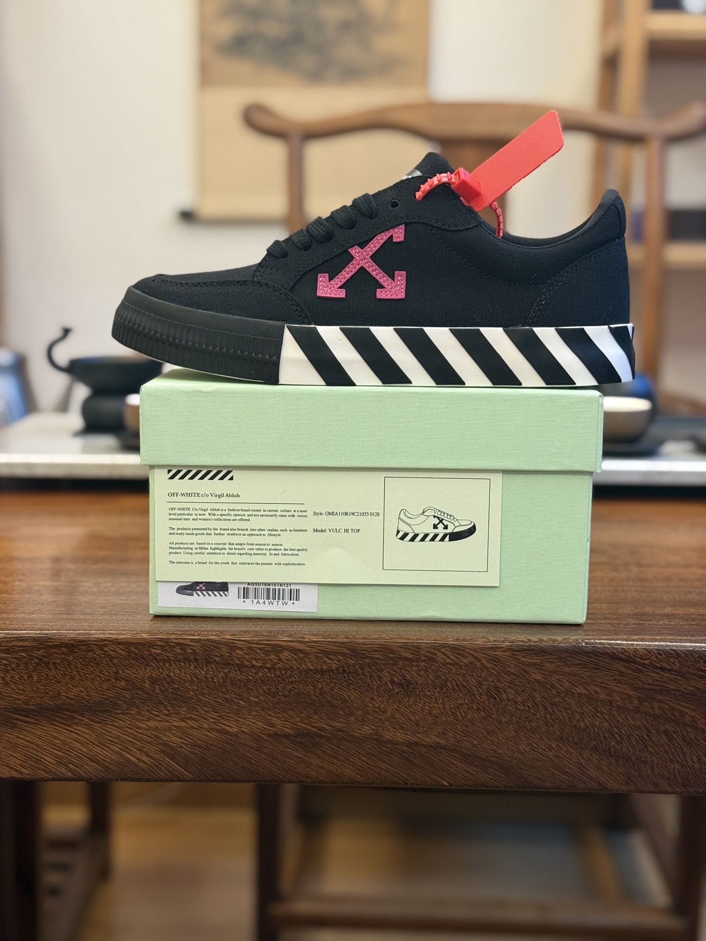 Off-White c/o Virgil Abloh Vulc Low Top 箭头低帮硫化帆布板鞋
尺码:36 37 38 39 40 41 42 43 44 45 46 47
Off-White 近日才发布其春夏新款鞋履,紧跟着就推出全新秋冬鞋款。此番带来的是一系列“ Off-Court ”运动鞋,其中除了基础的黑、白色 Vulc Low-Top 还有一双充满街头韵味的棋盘格元素,亮点其实在鞋内侧的橙色瓶贴以及鞋带头的橙色细节处理。该品牌标志性的箭头标志,防盗扣和鞋带的设计以及鞋后跟的字样也极具“THE TEN”系列的影子。