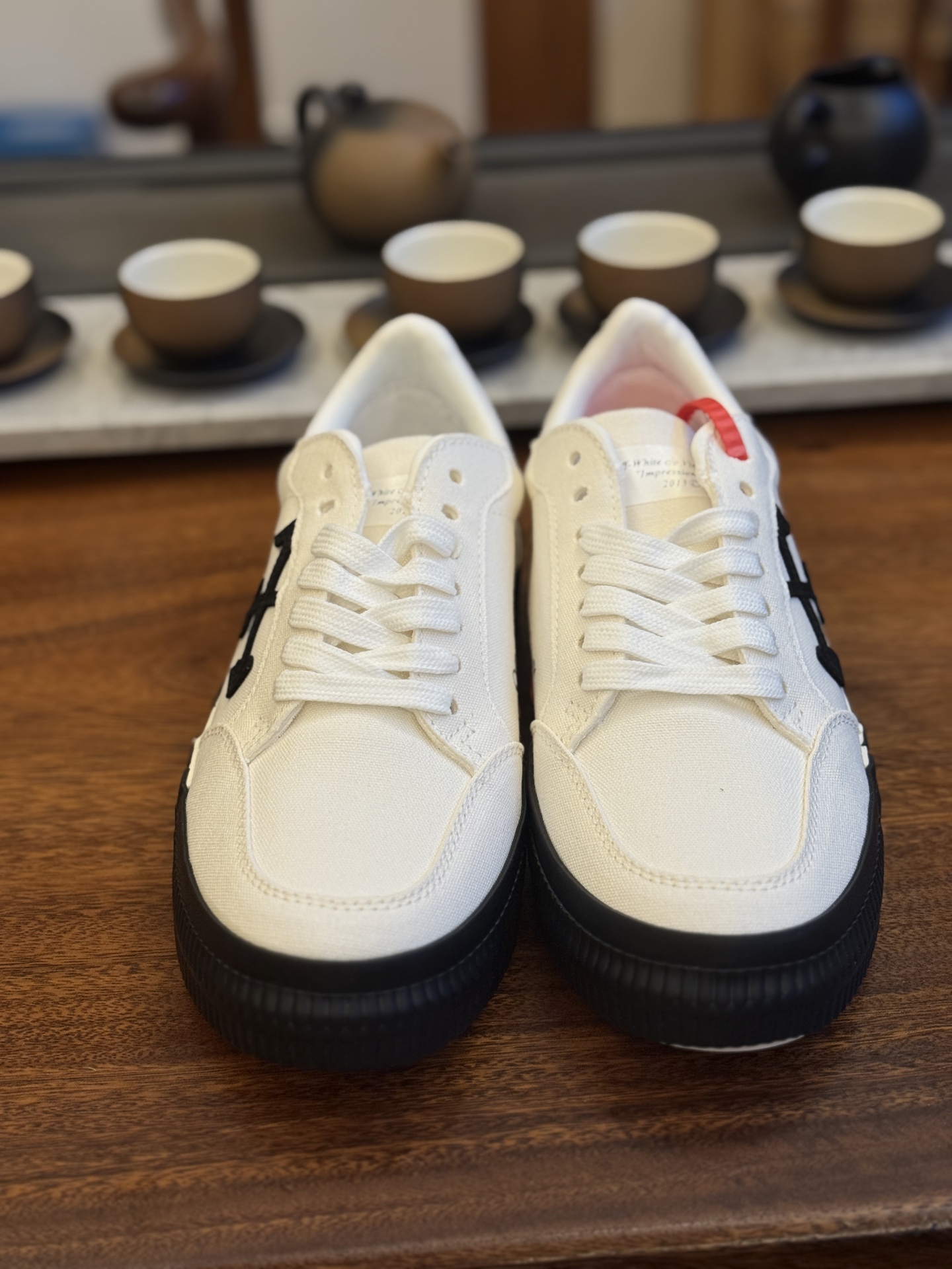 Off-White c/o Virgil Abloh Vulc Low Top 箭头低帮硫化帆布板鞋
尺码:36 37 38 39 40 41 42 43 44 45 46 47
Off-White 近日才发布其春夏新款鞋履,紧跟着就推出全新秋冬鞋款。此番带来的是一系列“ Off-Court ”运动鞋,其中除了基础的黑、白色 Vulc Low-Top 还有一双充满街头韵味的棋盘格元素,亮点其实在鞋内侧的橙色瓶贴以及鞋带头的橙色细节处理。该品牌标志性的箭头标志,防盗扣和鞋带的设计以及鞋后跟的字样也极具“THE TEN”系列的影子。