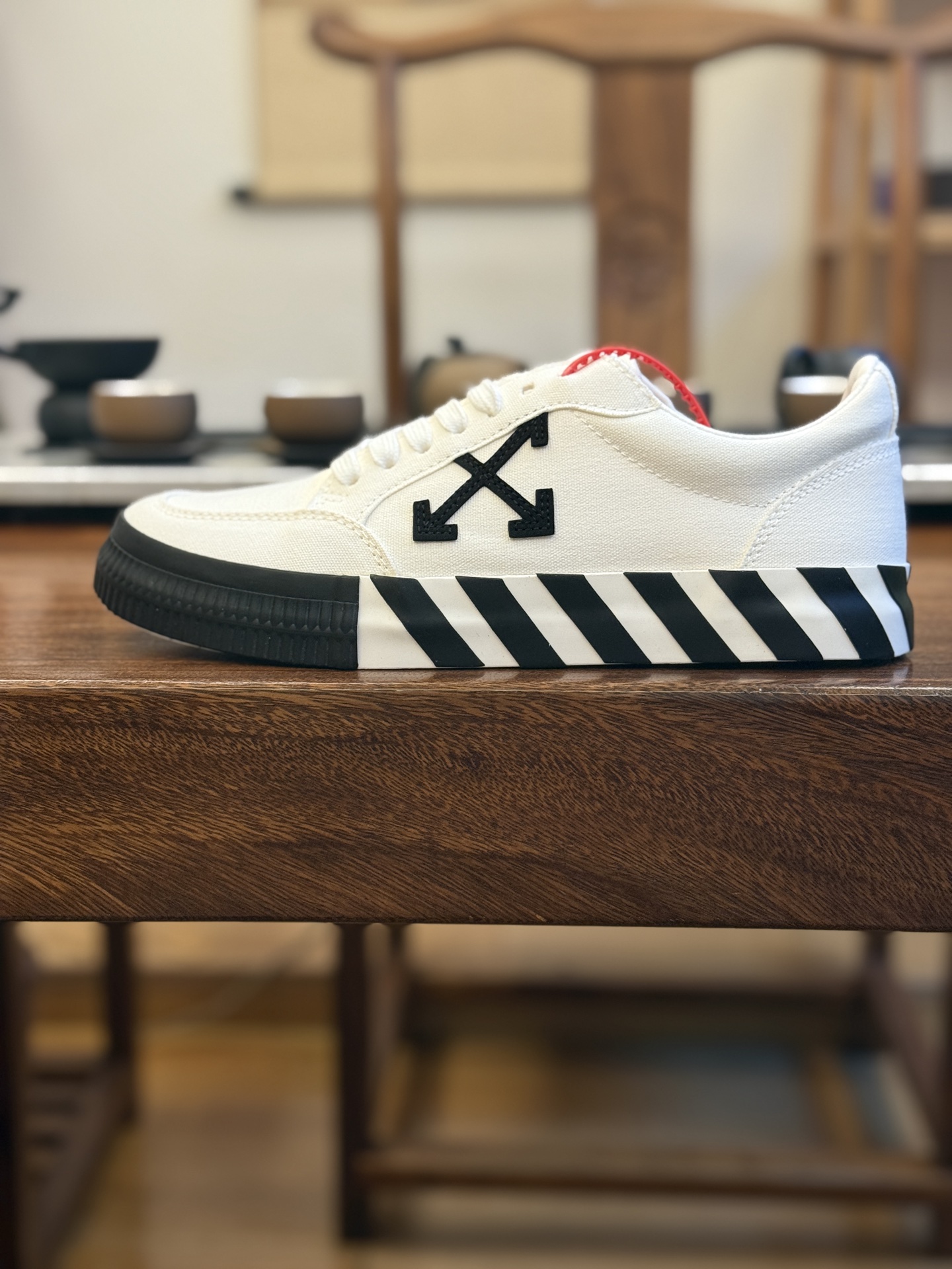 Off-White c/o Virgil Abloh Vulc Low Top 箭头低帮硫化帆布板鞋
尺码:36 37 38 39 40 41 42 43 44 45 46 47
Off-White 近日才发布其春夏新款鞋履,紧跟着就推出全新秋冬鞋款。此番带来的是一系列“ Off-Court ”运动鞋,其中除了基础的黑、白色 Vulc Low-Top 还有一双充满街头韵味的棋盘格元素,亮点其实在鞋内侧的橙色瓶贴以及鞋带头的橙色细节处理。该品牌标志性的箭头标志,防盗扣和鞋带的设计以及鞋后跟的字样也极具“THE TEN”系列的影子。