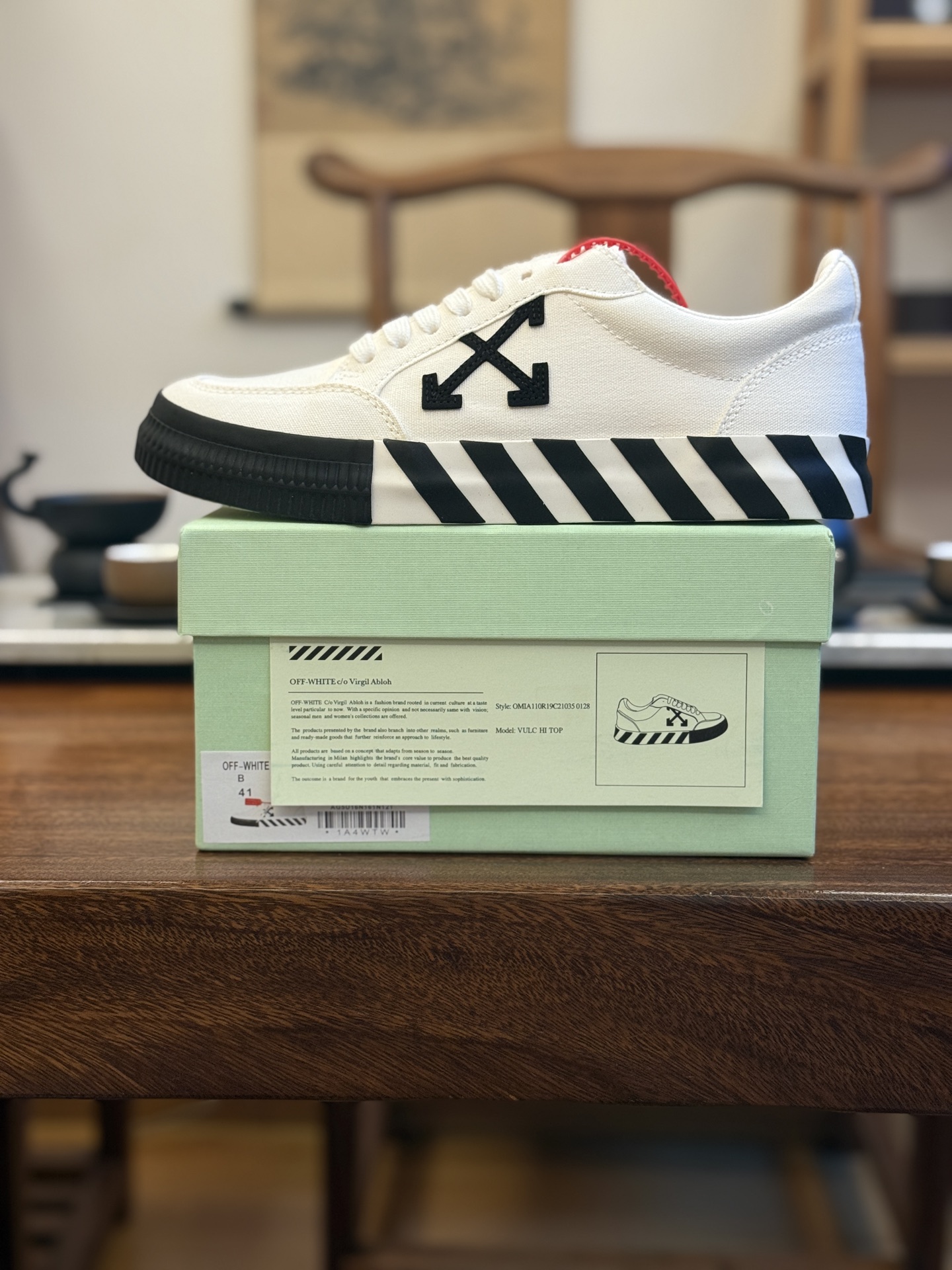 Off-White c/o Virgil Abloh Vulc Low Top 箭头低帮硫化帆布板鞋
尺码:36 37 38 39 40 41 42 43 44 45 46 47
Off-White 近日才发布其春夏新款鞋履,紧跟着就推出全新秋冬鞋款。此番带来的是一系列“ Off-Court ”运动鞋,其中除了基础的黑、白色 Vulc Low-Top 还有一双充满街头韵味的棋盘格元素,亮点其实在鞋内侧的橙色瓶贴以及鞋带头的橙色细节处理。该品牌标志性的箭头标志,防盗扣和鞋带的设计以及鞋后跟的字样也极具“THE TEN”系列的影子。