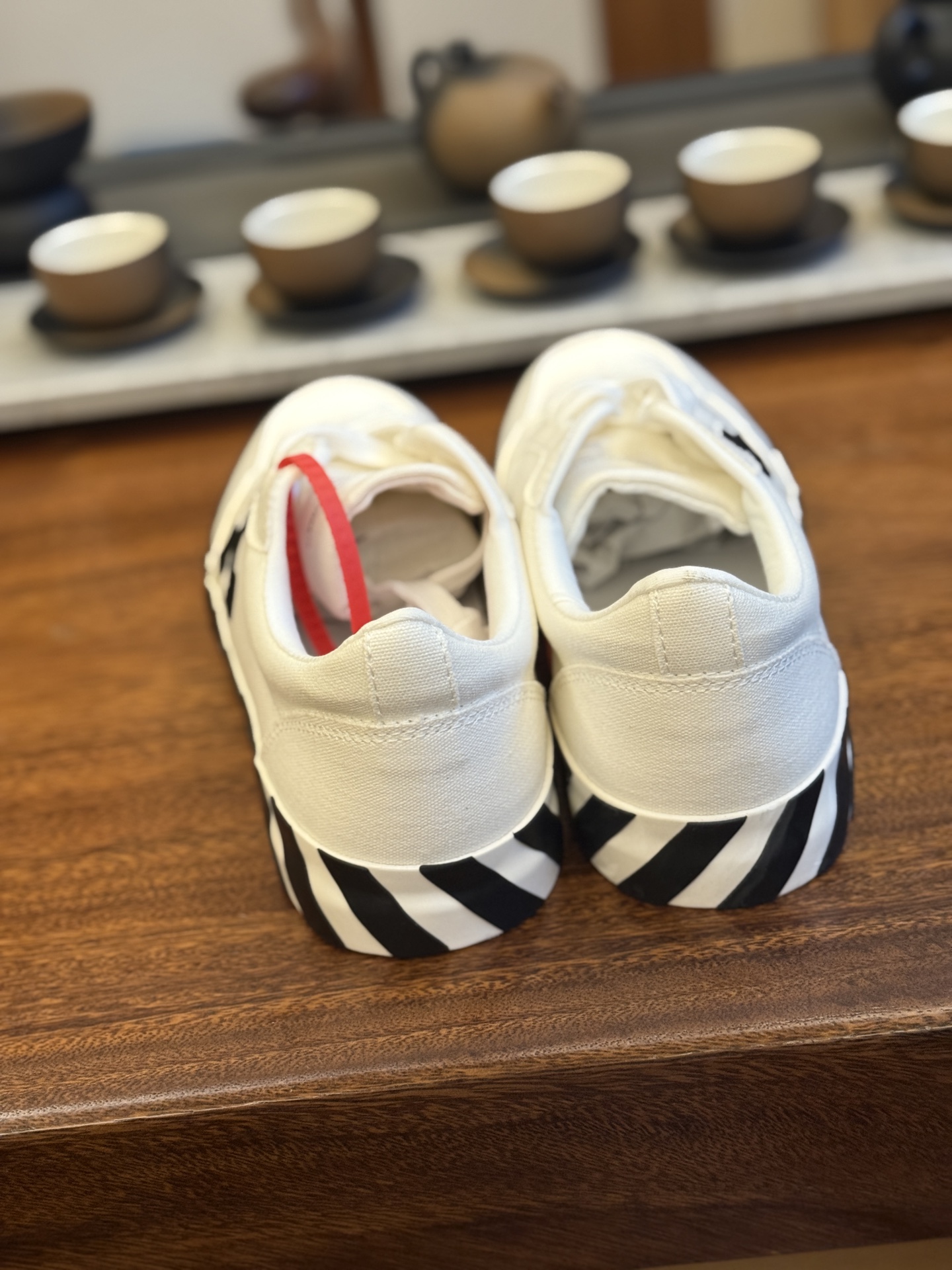 Off-White c/o Virgil Abloh Vulc Low Top 箭头低帮硫化帆布板鞋
尺码:36 37 38 39 40 41 42 43 44 45 46 47
Off-White 近日才发布其春夏新款鞋履,紧跟着就推出全新秋冬鞋款。此番带来的是一系列“ Off-Court ”运动鞋,其中除了基础的黑、白色 Vulc Low-Top 还有一双充满街头韵味的棋盘格元素,亮点其实在鞋内侧的橙色瓶贴以及鞋带头的橙色细节处理。该品牌标志性的箭头标志,防盗扣和鞋带的设计以及鞋后跟的字样也极具“THE TEN”系列的影子。