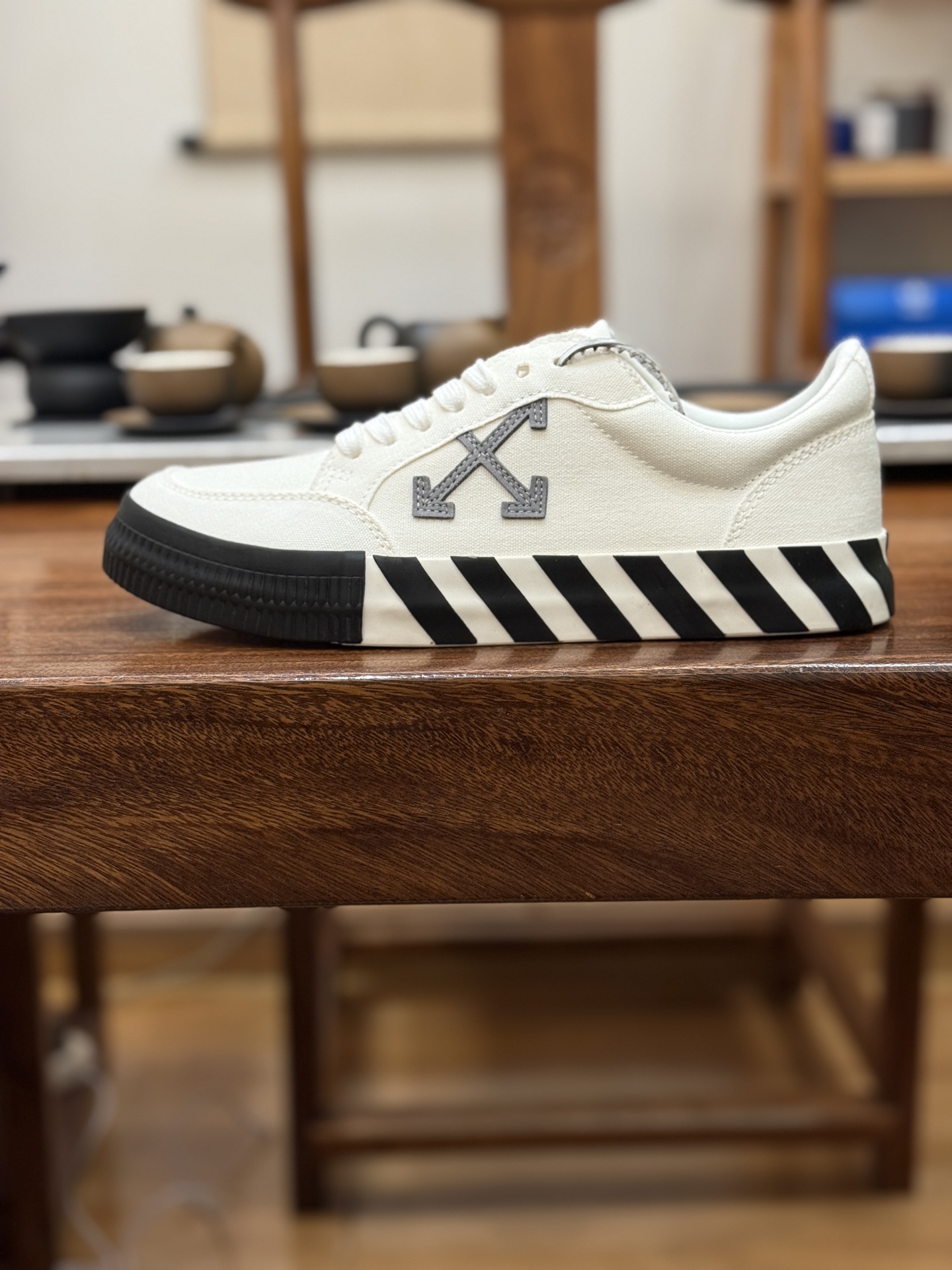 Off-White c/o Virgil Abloh Vulc Low Top 箭头低帮硫化帆布板鞋
尺码:36 37 38 39 40 41 42 43 44 45 46 47
Off-White 近日才发布其春夏新款鞋履,紧跟着就推出全新秋冬鞋款。此番带来的是一系列“ Off-Court ”运动鞋,其中除了基础的黑、白色 Vulc Low-Top 还有一双充满街头韵味的棋盘格元素,亮点其实在鞋内侧的橙色瓶贴以及鞋带头的橙色细节处理。该品牌标志性的箭头标志,防盗扣和鞋带的设计以及鞋后跟的字样也极具“THE TEN”系列的影子。