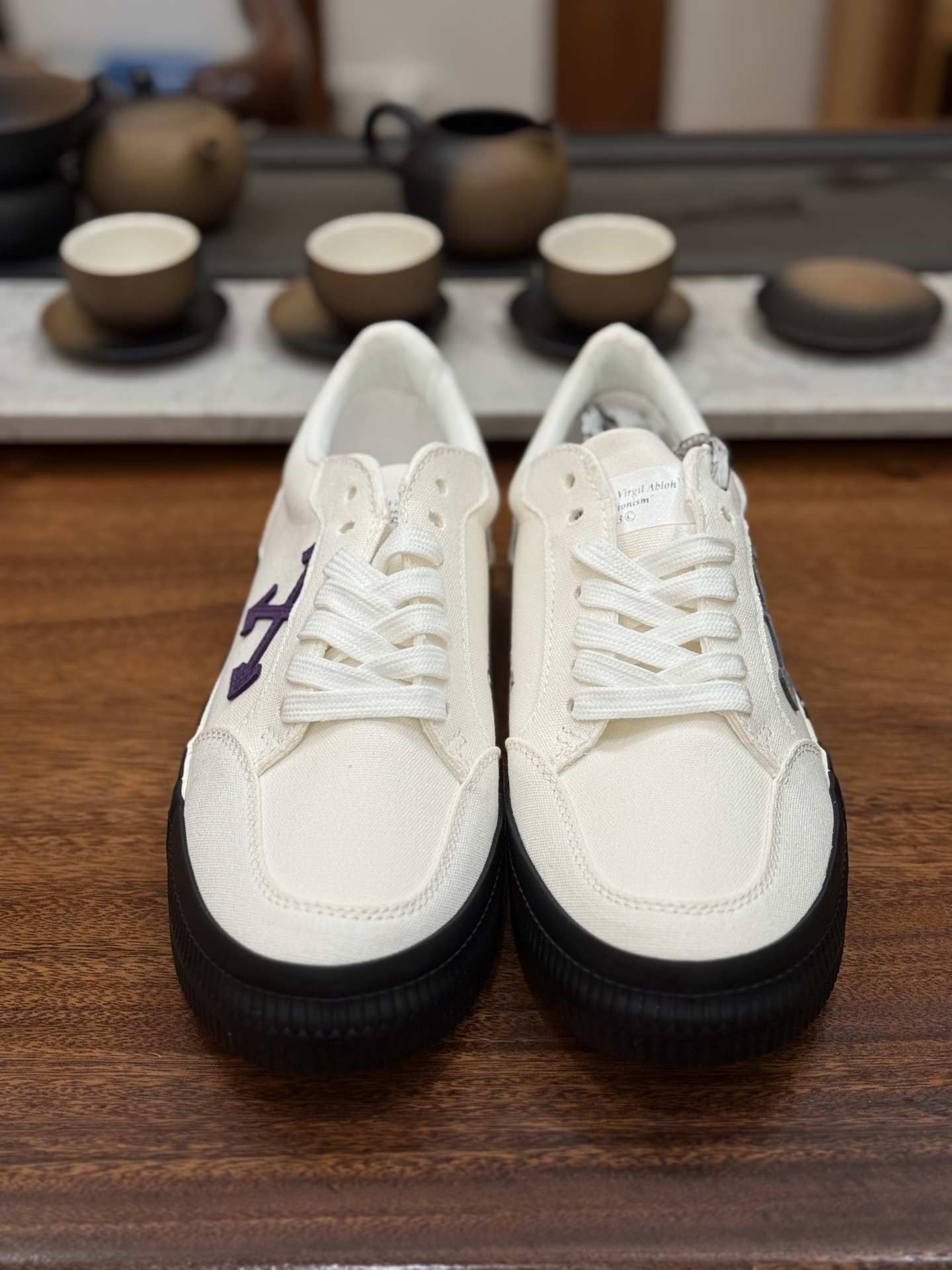 Off-White c/o Virgil Abloh Vulc Low Top 箭头低帮硫化帆布板鞋
尺码:36 37 38 39 40 41 42 43 44 45 46 47
Off-White 近日才发布其春夏新款鞋履,紧跟着就推出全新秋冬鞋款。此番带来的是一系列“ Off-Court ”运动鞋,其中除了基础的黑、白色 Vulc Low-Top 还有一双充满街头韵味的棋盘格元素,亮点其实在鞋内侧的橙色瓶贴以及鞋带头的橙色细节处理。该品牌标志性的箭头标志,防盗扣和鞋带的设计以及鞋后跟的字样也极具“THE TEN”系列的影子。