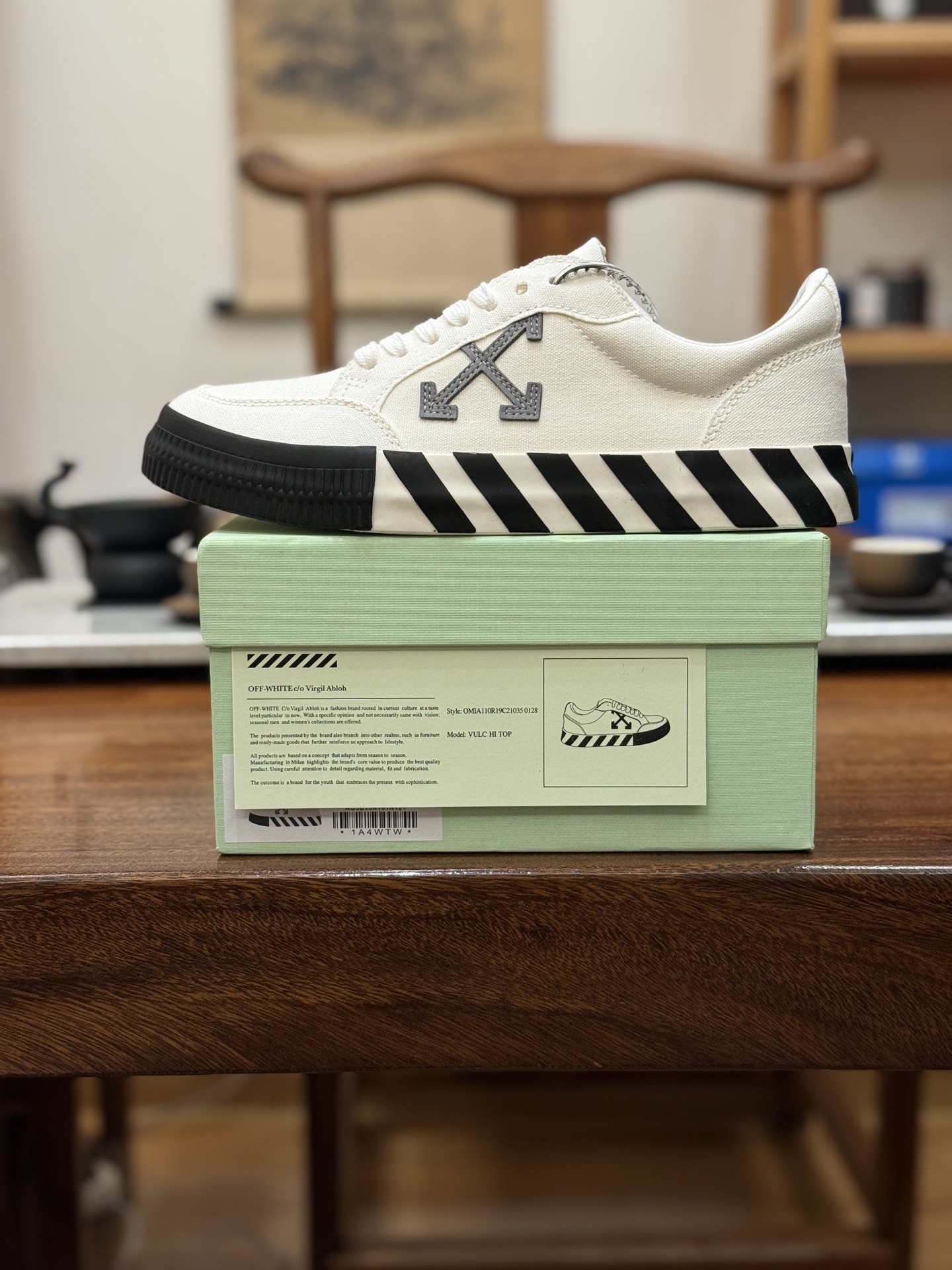 Off-White c/o Virgil Abloh Vulc Low Top 箭头低帮硫化帆布板鞋
尺码:36 37 38 39 40 41 42 43 44 45 46 47
Off-White 近日才发布其春夏新款鞋履,紧跟着就推出全新秋冬鞋款。此番带来的是一系列“ Off-Court ”运动鞋,其中除了基础的黑、白色 Vulc Low-Top 还有一双充满街头韵味的棋盘格元素,亮点其实在鞋内侧的橙色瓶贴以及鞋带头的橙色细节处理。该品牌标志性的箭头标志,防盗扣和鞋带的设计以及鞋后跟的字样也极具“THE TEN”系列的影子。