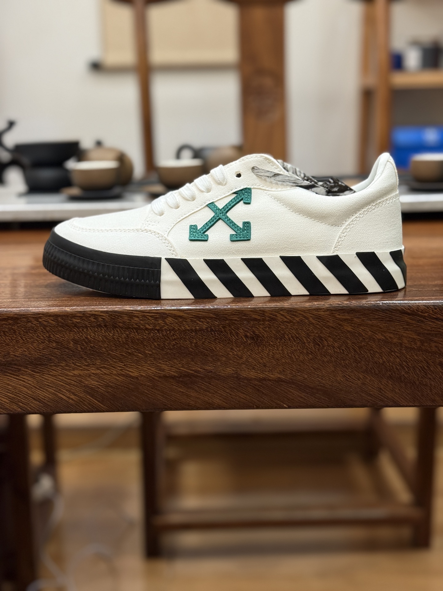 Off-White c/o Virgil Abloh Vulc Low Top 箭头低帮硫化帆布板鞋
尺码:36 37 38 39 40 41 42 43 44 45 46 47
Off-White 近日才发布其春夏新款鞋履,紧跟着就推出全新秋冬鞋款。此番带来的是一系列“ Off-Court ”运动鞋,其中除了基础的黑、白色 Vulc Low-Top 还有一双充满街头韵味的棋盘格元素,亮点其实在鞋内侧的橙色瓶贴以及鞋带头的橙色细节处理。该品牌标志性的箭头标志,防盗扣和鞋带的设计以及鞋后跟的字样也极具“THE TEN”系列的影子。