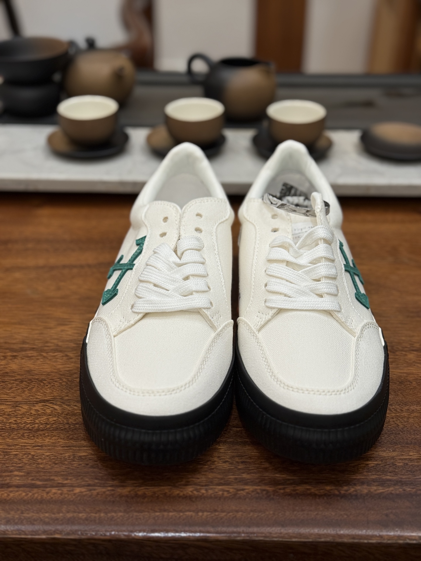 Off-White c/o Virgil Abloh Vulc Low Top 箭头低帮硫化帆布板鞋
尺码:36 37 38 39 40 41 42 43 44 45 46 47
Off-White 近日才发布其春夏新款鞋履,紧跟着就推出全新秋冬鞋款。此番带来的是一系列“ Off-Court ”运动鞋,其中除了基础的黑、白色 Vulc Low-Top 还有一双充满街头韵味的棋盘格元素,亮点其实在鞋内侧的橙色瓶贴以及鞋带头的橙色细节处理。该品牌标志性的箭头标志,防盗扣和鞋带的设计以及鞋后跟的字样也极具“THE TEN”系列的影子。