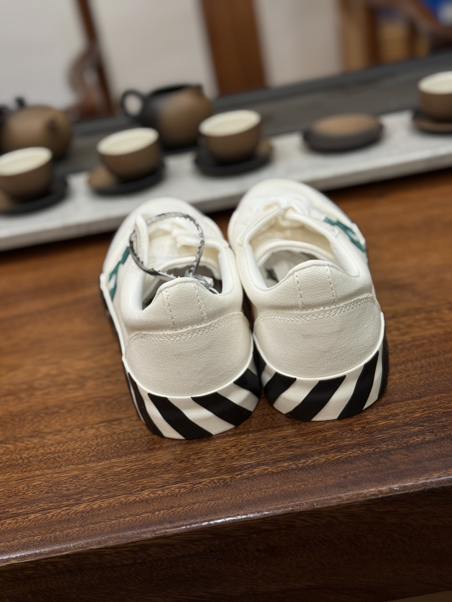 Off-White c/o Virgil Abloh Vulc Low Top 箭头低帮硫化帆布板鞋
尺码:36 37 38 39 40 41 42 43 44 45 46 47
Off-White 近日才发布其春夏新款鞋履,紧跟着就推出全新秋冬鞋款。此番带来的是一系列“ Off-Court ”运动鞋,其中除了基础的黑、白色 Vulc Low-Top 还有一双充满街头韵味的棋盘格元素,亮点其实在鞋内侧的橙色瓶贴以及鞋带头的橙色细节处理。该品牌标志性的箭头标志,防盗扣和鞋带的设计以及鞋后跟的字样也极具“THE TEN”系列的影子。