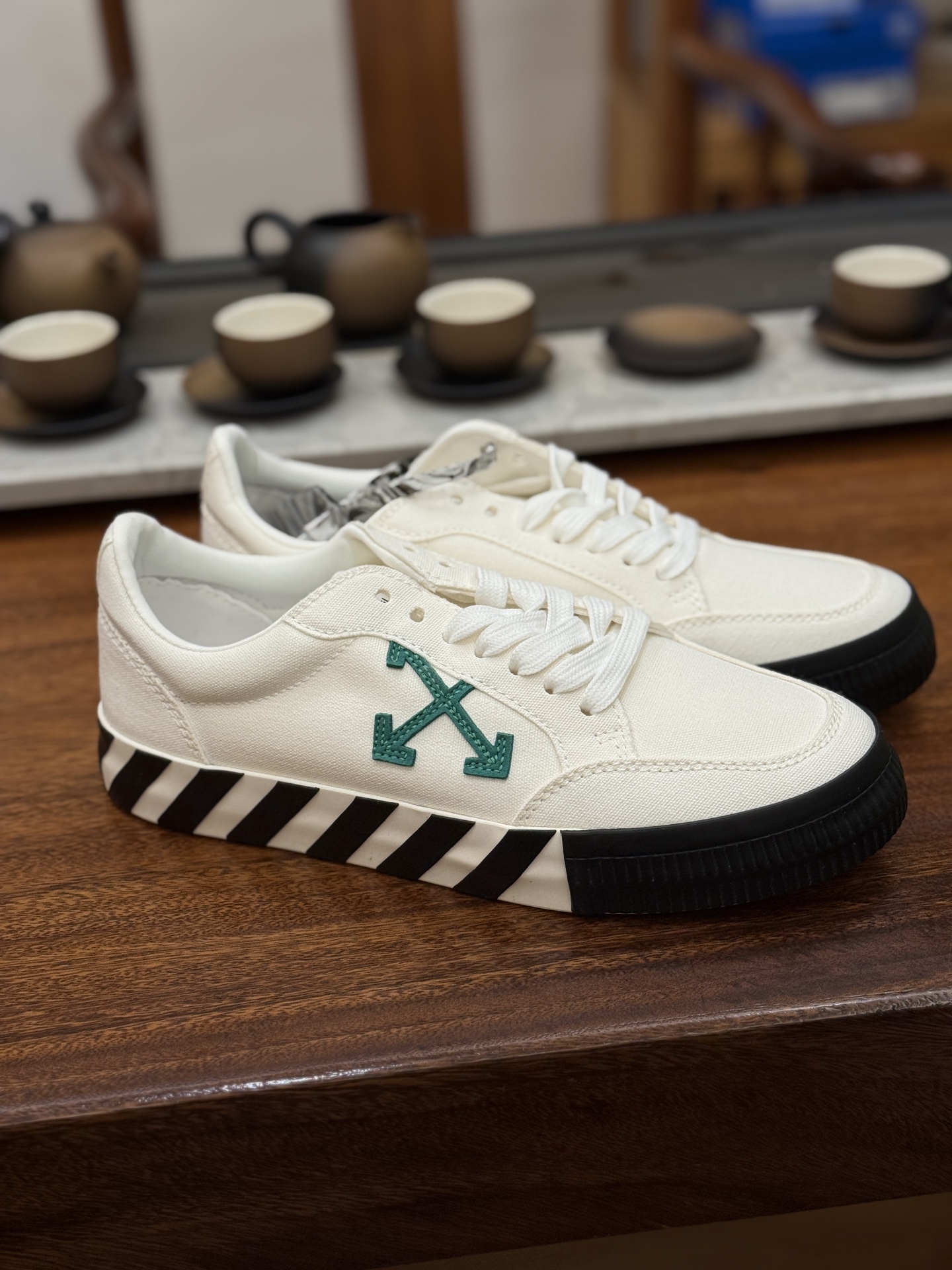 Off-White c/o Virgil Abloh Vulc Low Top 箭头低帮硫化帆布板鞋
尺码:36 37 38 39 40 41 42 43 44 45 46 47
Off-White 近日才发布其春夏新款鞋履,紧跟着就推出全新秋冬鞋款。此番带来的是一系列“ Off-Court ”运动鞋,其中除了基础的黑、白色 Vulc Low-Top 还有一双充满街头韵味的棋盘格元素,亮点其实在鞋内侧的橙色瓶贴以及鞋带头的橙色细节处理。该品牌标志性的箭头标志,防盗扣和鞋带的设计以及鞋后跟的字样也极具“THE TEN”系列的影子。