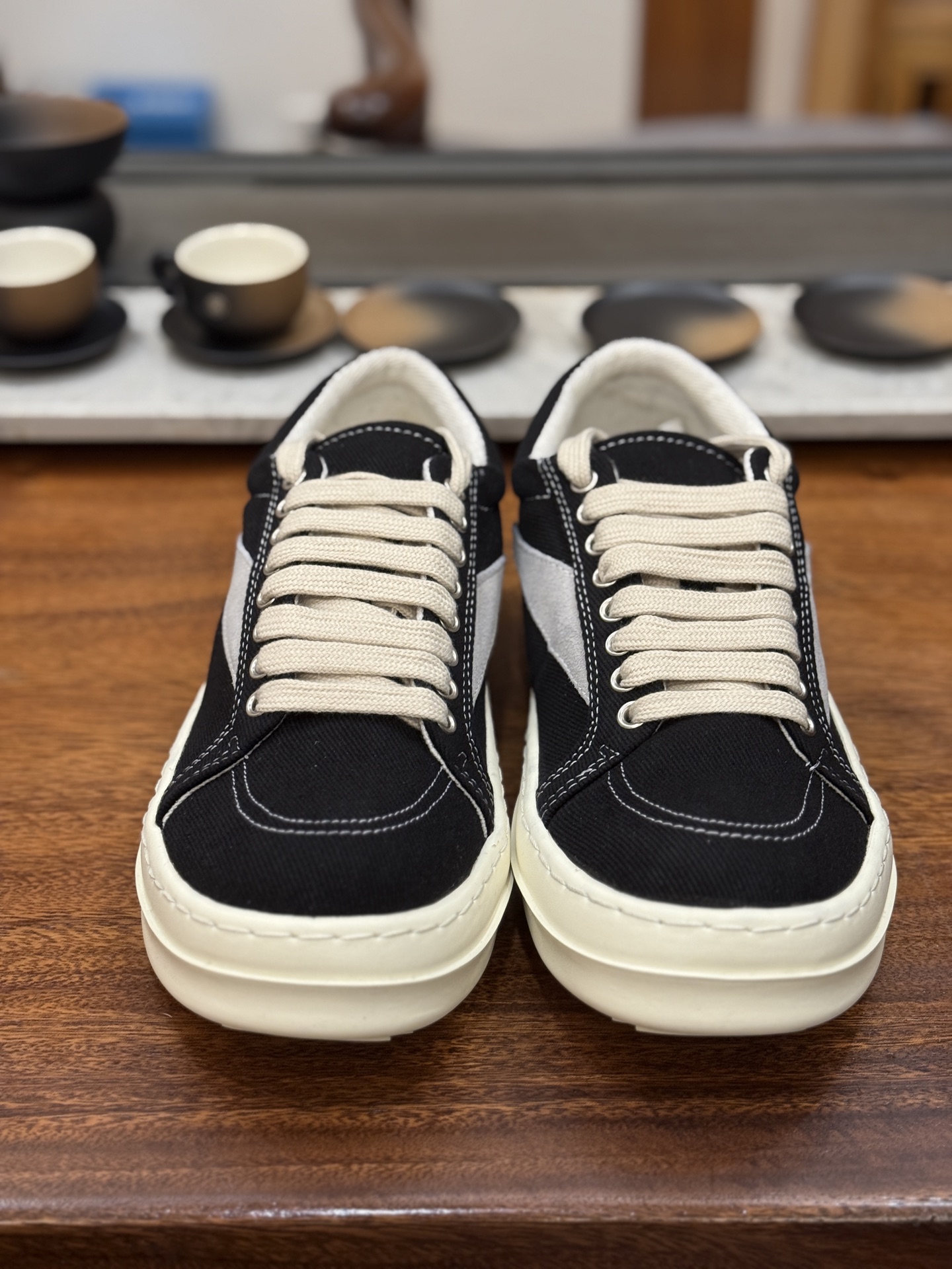 RO 板鞋 布面 黑白 尺码 35 36 37 38 39 40 41 42 43 44 45 46
Rick Owens DRKSHDW 圆头系带低帮板鞋-演绎先锋暗黑美学,重塑经典板鞋轮廓。
这双来自 Rick Owens 副线 DRKSHDW的男款板鞋,是暗黑先锋风格与街头实用主义的精妙融合。标志性的 黑色 调贯穿始终,奠定永不过时的暗黑基调,是品牌美学最纯粹的诠释。
其颠覆性的 圆头设计,打破了传统板鞋的固有印象,呈现出Rick Owens 特有的未来复古感与雕塑般的廓形语言。低帮 剪裁赋予脚踝自由,同时保持利落线条。经典的系带系统不仅确保稳固贴合,更增添一份精致的手工感。
作为 DRKSHDW 的产品,它延续了主线Rick Owens的先锋精神与高品质工艺,同时更强调日常穿着的舒适性与街头适应性。无论是搭配标志性的层叠剪裁,还是融入简约的都市造型,这双黑色圆头板鞋都是塑造不羁态度与低调锋芒的永不过时的武器。