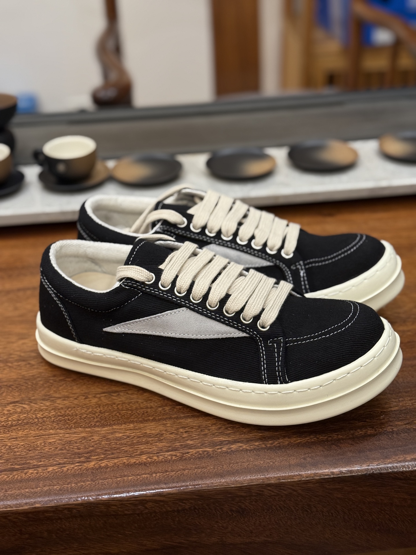 RO 板鞋 布面 黑白 尺码 35 36 37 38 39 40 41 42 43 44 45 46
Rick Owens DRKSHDW 圆头系带低帮板鞋-演绎先锋暗黑美学,重塑经典板鞋轮廓。
这双来自 Rick Owens 副线 DRKSHDW的男款板鞋,是暗黑先锋风格与街头实用主义的精妙融合。标志性的 黑色 调贯穿始终,奠定永不过时的暗黑基调,是品牌美学最纯粹的诠释。
其颠覆性的 圆头设计,打破了传统板鞋的固有印象,呈现出Rick Owens 特有的未来复古感与雕塑般的廓形语言。低帮 剪裁赋予脚踝自由,同时保持利落线条。经典的系带系统不仅确保稳固贴合,更增添一份精致的手工感。
作为 DRKSHDW 的产品,它延续了主线Rick Owens的先锋精神与高品质工艺,同时更强调日常穿着的舒适性与街头适应性。无论是搭配标志性的层叠剪裁,还是融入简约的都市造型,这双黑色圆头板鞋都是塑造不羁态度与低调锋芒的永不过时的武器。