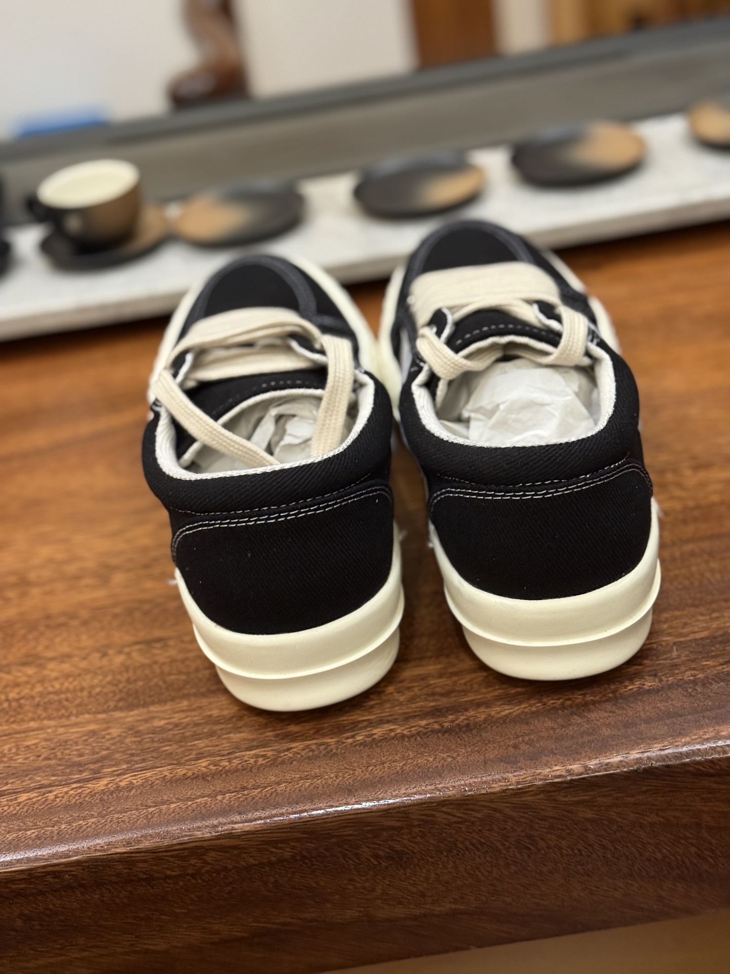 RO 板鞋 布面 黑白 尺码 35 36 37 38 39 40 41 42 43 44 45 46
Rick Owens DRKSHDW 圆头系带低帮板鞋-演绎先锋暗黑美学,重塑经典板鞋轮廓。
这双来自 Rick Owens 副线 DRKSHDW的男款板鞋,是暗黑先锋风格与街头实用主义的精妙融合。标志性的 黑色 调贯穿始终,奠定永不过时的暗黑基调,是品牌美学最纯粹的诠释。
其颠覆性的 圆头设计,打破了传统板鞋的固有印象,呈现出Rick Owens 特有的未来复古感与雕塑般的廓形语言。低帮 剪裁赋予脚踝自由,同时保持利落线条。经典的系带系统不仅确保稳固贴合,更增添一份精致的手工感。
作为 DRKSHDW 的产品,它延续了主线Rick Owens的先锋精神与高品质工艺,同时更强调日常穿着的舒适性与街头适应性。无论是搭配标志性的层叠剪裁,还是融入简约的都市造型,这双黑色圆头板鞋都是塑造不羁态度与低调锋芒的永不过时的武器。