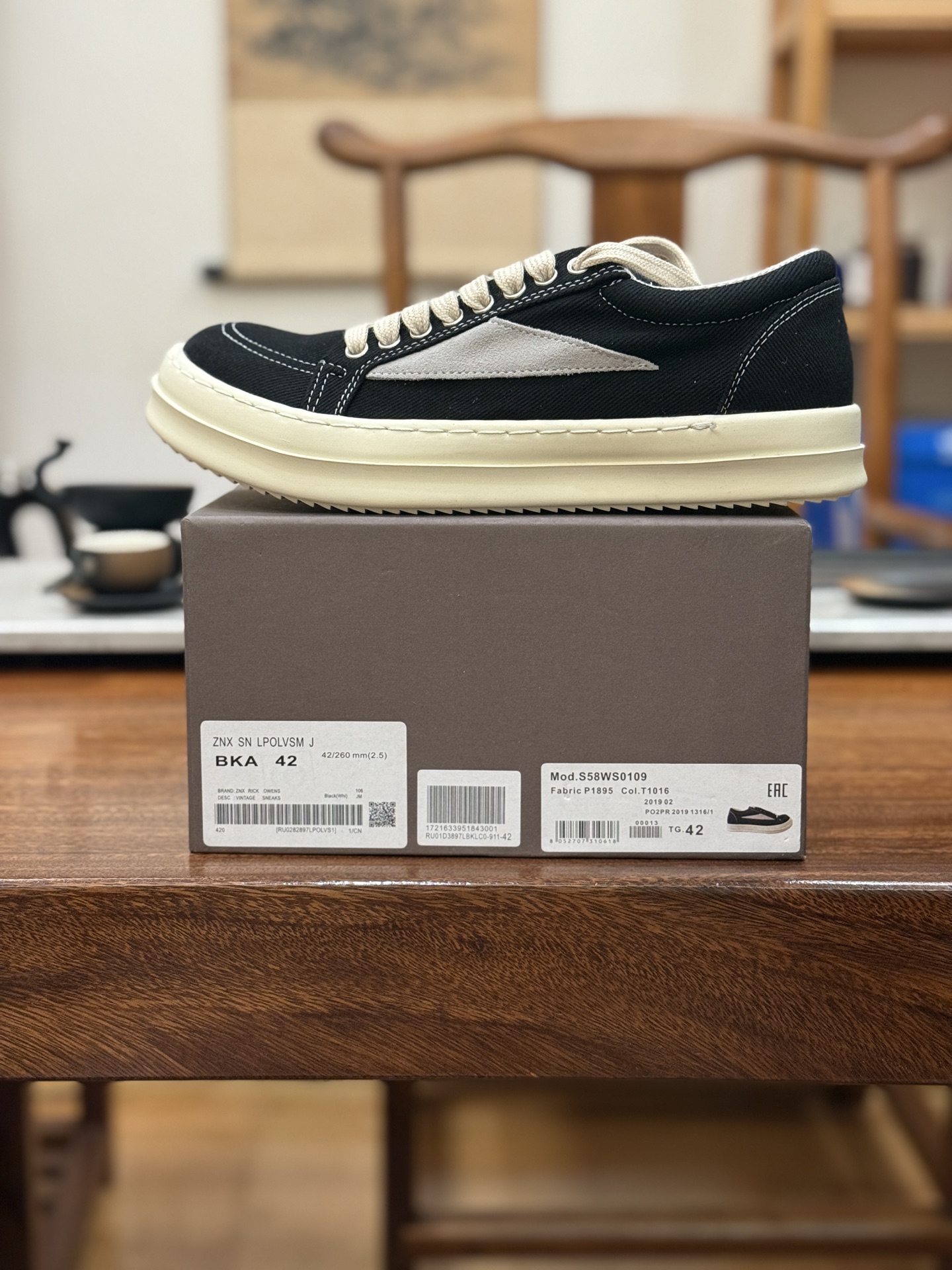 RO 板鞋 布面 黑白 尺码 35 36 37 38 39 40 41 42 43 44 45 46
Rick Owens DRKSHDW 圆头系带低帮板鞋-演绎先锋暗黑美学,重塑经典板鞋轮廓。
这双来自 Rick Owens 副线 DRKSHDW的男款板鞋,是暗黑先锋风格与街头实用主义的精妙融合。标志性的 黑色 调贯穿始终,奠定永不过时的暗黑基调,是品牌美学最纯粹的诠释。
其颠覆性的 圆头设计,打破了传统板鞋的固有印象,呈现出Rick Owens 特有的未来复古感与雕塑般的廓形语言。低帮 剪裁赋予脚踝自由,同时保持利落线条。经典的系带系统不仅确保稳固贴合,更增添一份精致的手工感。
作为 DRKSHDW 的产品,它延续了主线Rick Owens的先锋精神与高品质工艺,同时更强调日常穿着的舒适性与街头适应性。无论是搭配标志性的层叠剪裁,还是融入简约的都市造型,这双黑色圆头板鞋都是塑造不羁态度与低调锋芒的永不过时的武器。