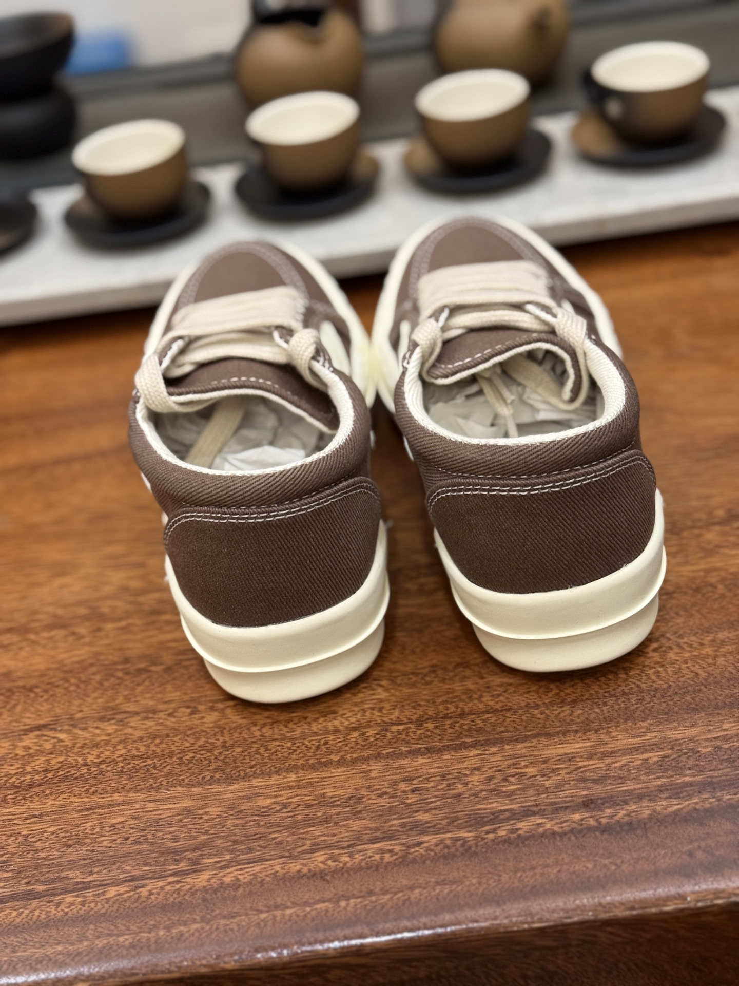 RO 板鞋 布面 棕白 尺码 35 36 37 38 39 40 41 42 43 44 45 46
Rick Owens DRKSHDW 圆头系带低帮板鞋-演绎先锋暗黑美学,重塑经典板鞋轮廓。
这双来自 Rick Owens 副线 DRKSHDW的男款板鞋,是暗黑先锋风格与街头实用主义的精妙融合。标志性的 黑色 调贯穿始终,奠定永不过时的暗黑基调,是品牌美学最纯粹的诠释。
其颠覆性的 圆头设计,打破了传统板鞋的固有印象,呈现出Rick Owens 特有的未来复古感与雕塑般的廓形语言。低帮 剪裁赋予脚踝自由,同时保持利落线条。经典的系带系统不仅确保稳固贴合,更增添一份精致的手工感。
作为 DRKSHDW 的产品,它延续了主线Rick Owens的先锋精神与高品质工艺,同时更强调日常穿着的舒适性与街头适应性。无论是搭配标志性的层叠剪裁,还是融入简约的都市造型,这双黑色圆头板鞋都是塑造不羁态度与低调锋芒的永不过时的武器。