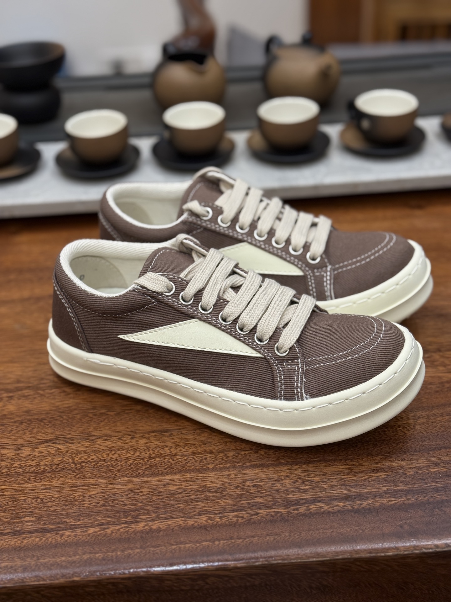 RO 板鞋 布面 棕白 尺码 35 36 37 38 39 40 41 42 43 44 45 46
Rick Owens DRKSHDW 圆头系带低帮板鞋-演绎先锋暗黑美学,重塑经典板鞋轮廓。
这双来自 Rick Owens 副线 DRKSHDW的男款板鞋,是暗黑先锋风格与街头实用主义的精妙融合。标志性的 黑色 调贯穿始终,奠定永不过时的暗黑基调,是品牌美学最纯粹的诠释。
其颠覆性的 圆头设计,打破了传统板鞋的固有印象,呈现出Rick Owens 特有的未来复古感与雕塑般的廓形语言。低帮 剪裁赋予脚踝自由,同时保持利落线条。经典的系带系统不仅确保稳固贴合,更增添一份精致的手工感。
作为 DRKSHDW 的产品,它延续了主线Rick Owens的先锋精神与高品质工艺,同时更强调日常穿着的舒适性与街头适应性。无论是搭配标志性的层叠剪裁,还是融入简约的都市造型,这双黑色圆头板鞋都是塑造不羁态度与低调锋芒的永不过时的武器。